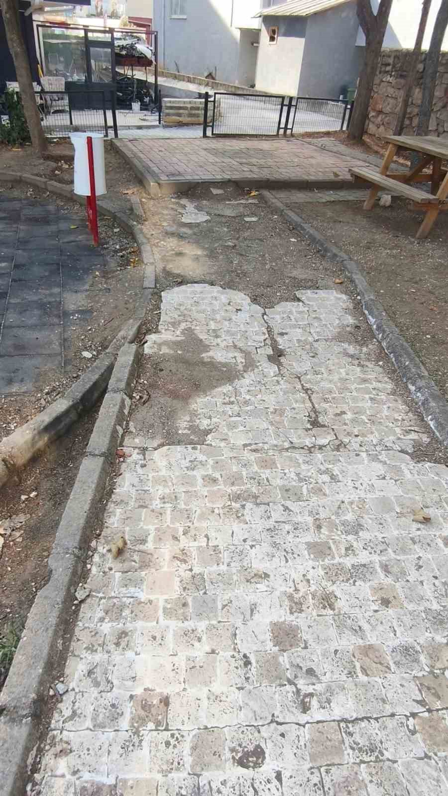 32 EVLER PARKI BAKIMSIZLIĞIYLA DİKKAT ÇEKTİ