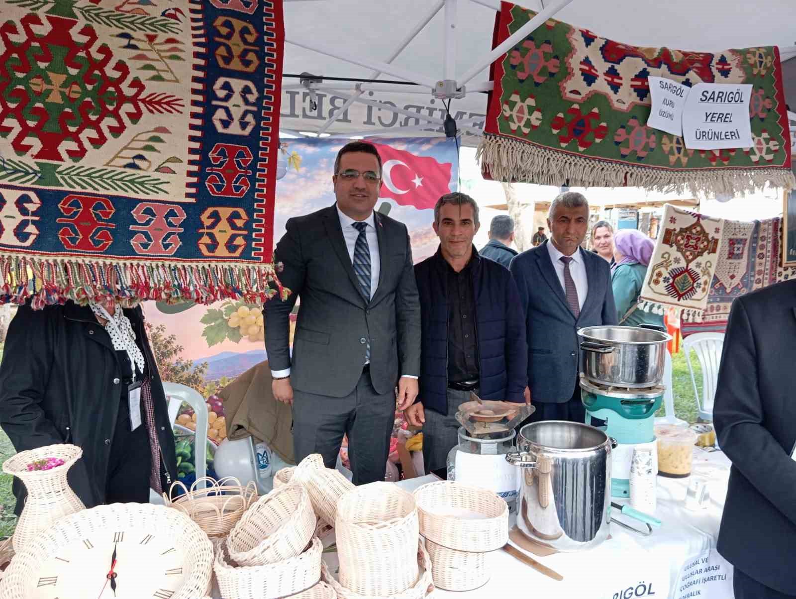 MANİSA’NIN 17 İLÇESİNİN YÖRESEL ÜRÜNLERİ VE EL SANATLARININ TANITILDIĞI İZMİR’DEKİ FUARDA, SARIGÖL’ÜN PEKMEZİ, EL İŞİ ÜRÜNLERİ VE KADIN GİRİŞİMCİLERİN HAZIRLADIĞI DOĞAL LEZZETLER İLGİ GÖRDÜ. SARIGÖL ÜZÜM KOOPERATİFİ BAŞKANI YUSUF TÜFEKÇİ, STANTTA PEKMEZ YAPIMINI TANITTI.