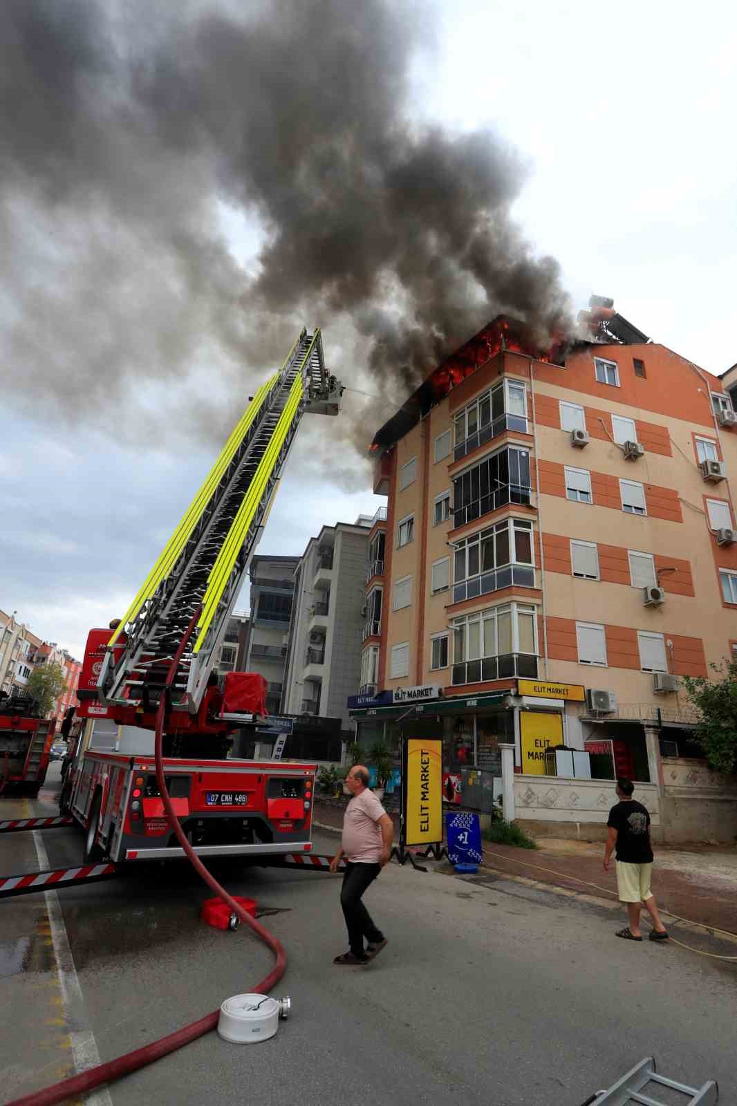 ANTALYA’DA 5 KATLI BİR APARTMANIN EN KATINDA YANGIN ÇIKTI. İTFAİYE EKİPLERİNİN YAKLAŞIK 1 SAATLİK ÇALIŞMASI SONUCU YANGIN SÖNDÜRÜLÜRKEN, DAİRE TAMAMEN KULLANILAMAZ HALE GELDİ.