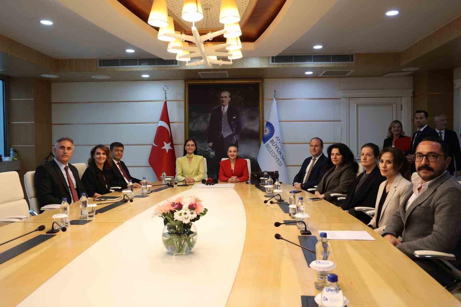 ANTALYA BÜYÜKŞEHİR BELEDİYE BAŞKAN VEKİLİ BÜŞRA ÖZDEMİR İLE KORKUTELİ BELEDİYE BAŞKANI SANİYE CARAN ARASINDA İKİ ÖNEMLİ İŞBİRLİĞİ PROTOKOLÜ İMZALANDI