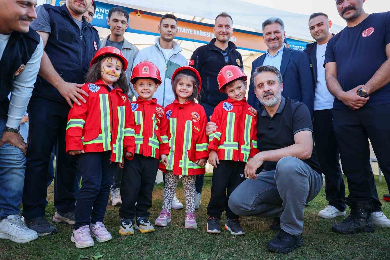 BURSA BÜYÜKŞEHİR BELEDİYESİ, CAN DOSTLARIN YAŞAM KOŞULLARINI İYİLEŞTİRMEK VE SAHİPLENDİRMEYİ TEŞVİK ETMEK AMACIYLA DÜZENLEDİĞİ YUVALANDIRMA ŞENLİĞİ'NDE 53 KEDİ VE 39 KÖPEK OLMAK ÜZERE TOPLAM 92 CAN DOSTUNU YENİ YUVALARINA KAVUŞTURARAK SAHİPLENDİRDİ.