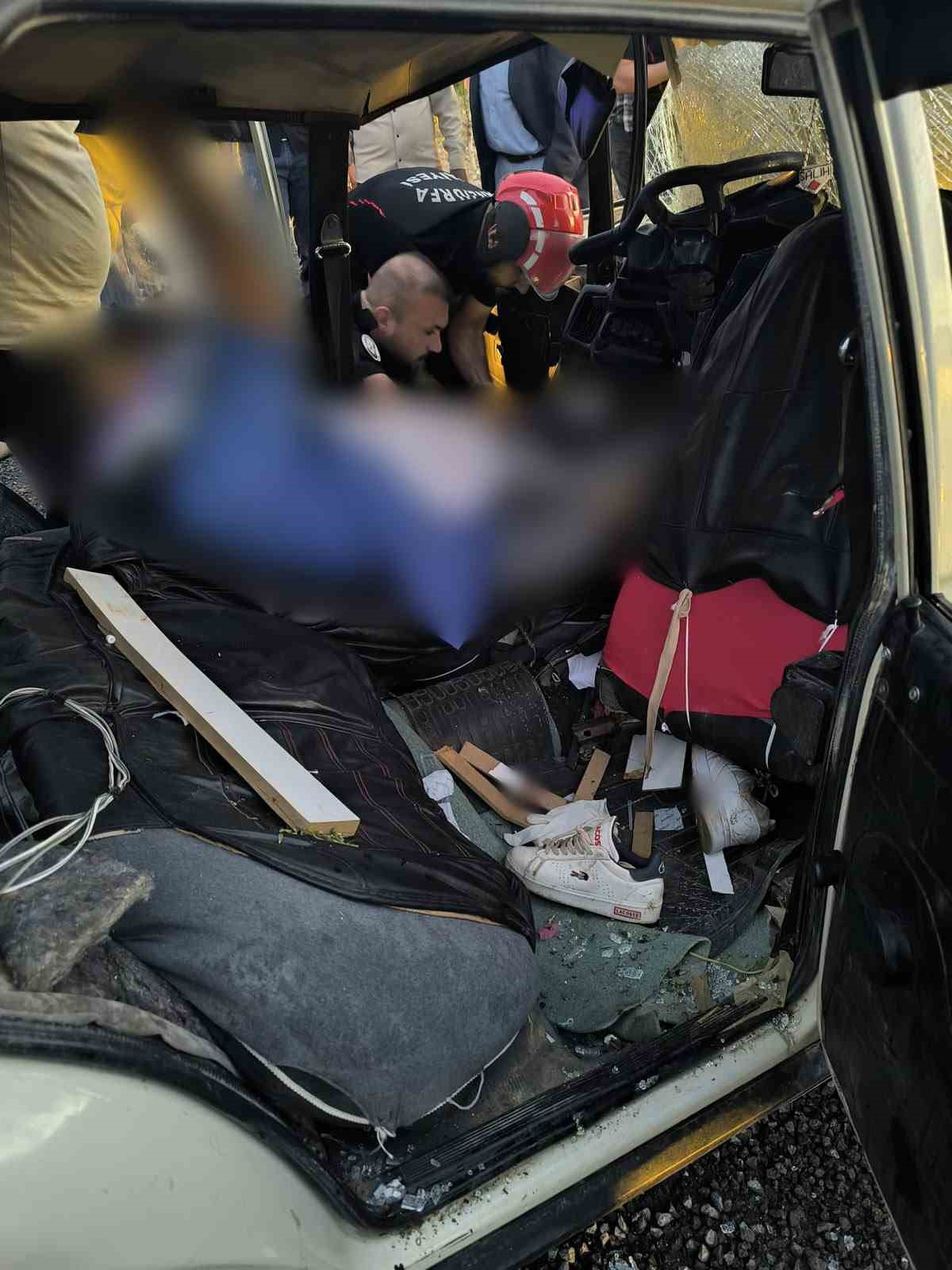 HALİL K.’NİN KULLANDIĞI OTOMOBİL İLE ORHAN ÇİFTÇİ’NİN (42) KULLANDIĞI OTOMOBİL ÇARPIŞTI. KAZADA HURDAYA DÖNEN FİAT TOFAŞ MARKA OTOMOBİLİN SÜRÜCÜSÜ ORHAN ÇİFTÇİ HAYATINI KAYBEDERKEN, 7 KİŞİ YARALANDI.