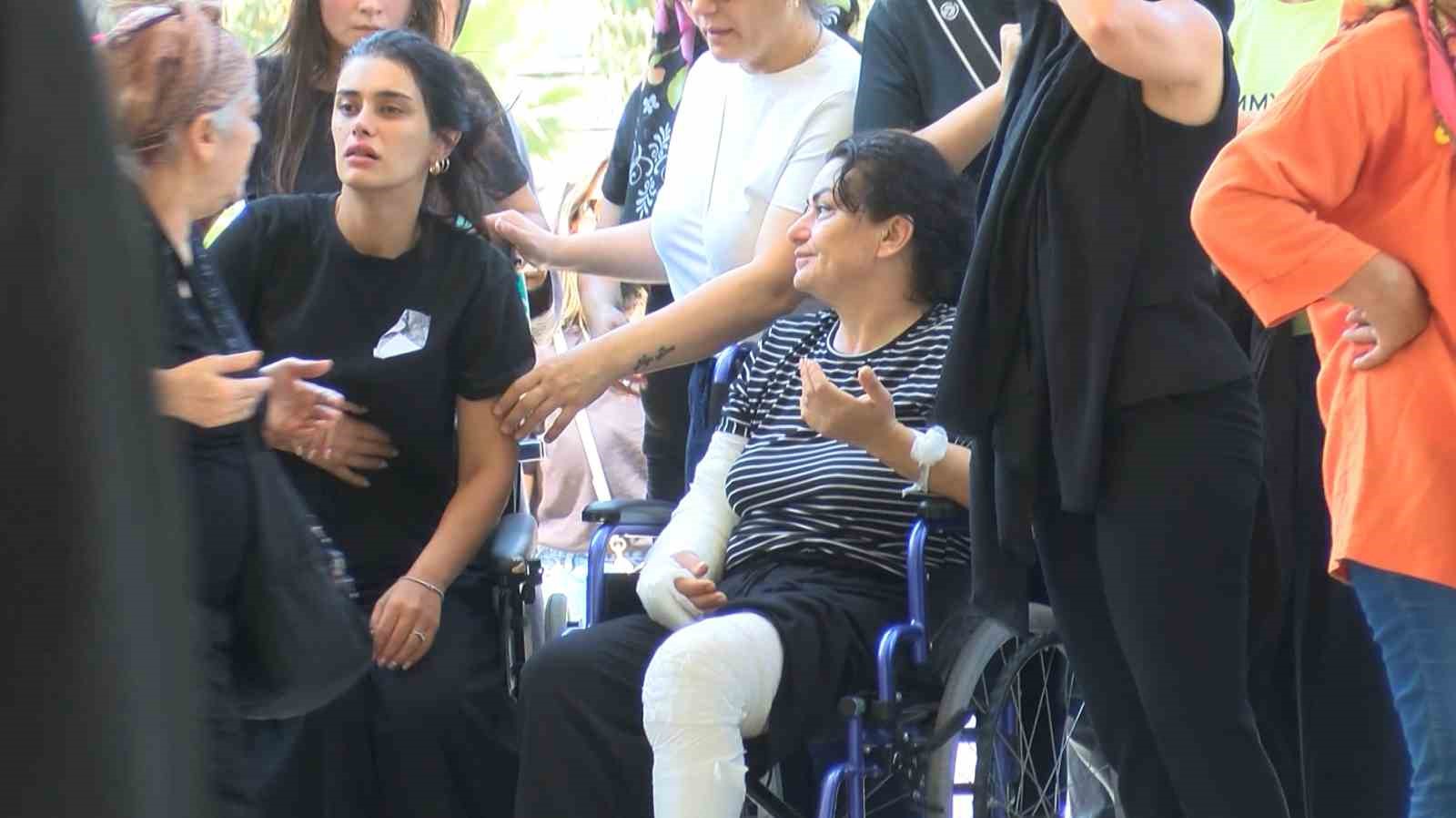 OLAYDAN YARALI KURTULAN ANNE NESLİHAN FİL, CENAZE TÖRENİNE TEKERLEKLİ SANDALYEYLE KATILDI.