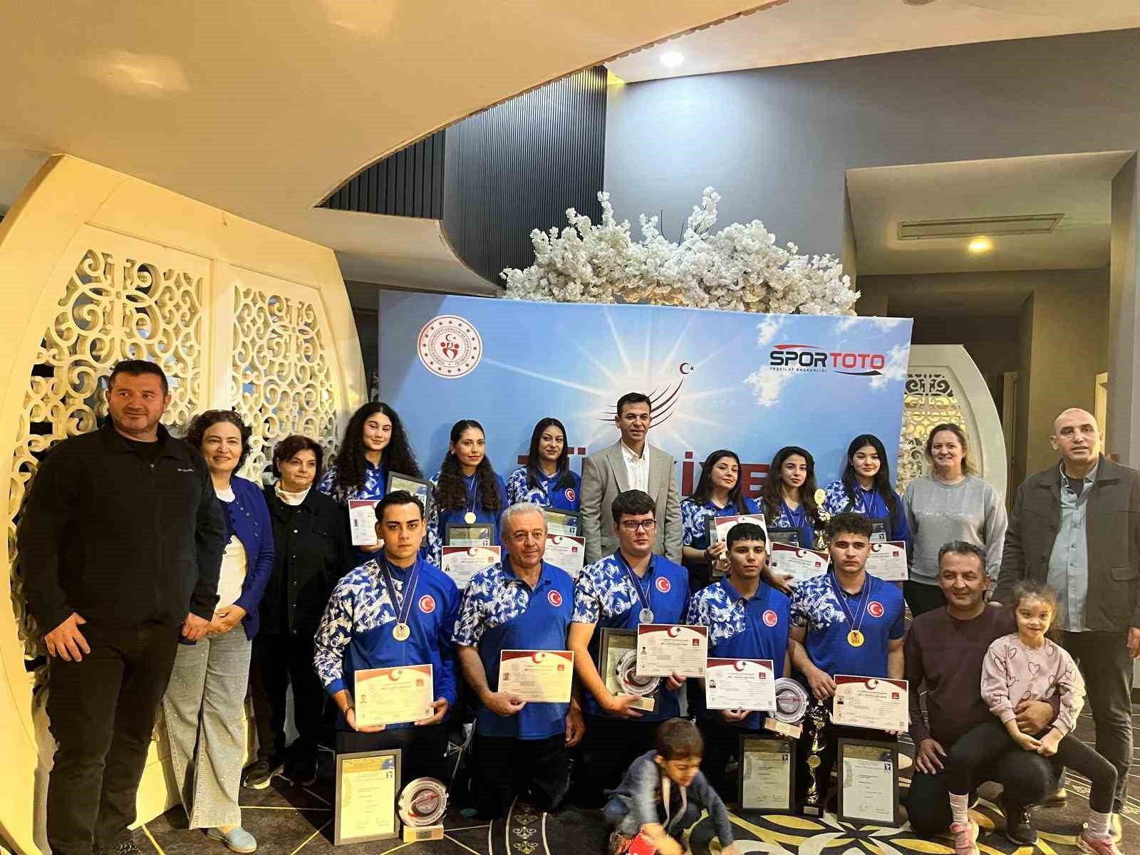 MANİSA’NIN ALAŞEHİR İLÇESİNDEN 10 GENÇ SPORCU, POLONYA’DA DÜZENLENEN 2026 FAI UZAY MODELLERİ AVRUPA ŞAMPİYONASI’NDA TÜRKİYE’Yİ TEMSİL EDEREK TARİHİ BİR BAŞARIYA İMZA ATTI. ŞAMPİYONAYI 2 ALTIN, 4 GÜMÜŞ VE 1 BRONZ MADALYAYLA TAMAMLAYAN SPORCULARA MİLLİ SPORCU BELGELERİ ANKARA’DA DÜZENLENEN TÖRENLE TAKDİM EDİLDİ.