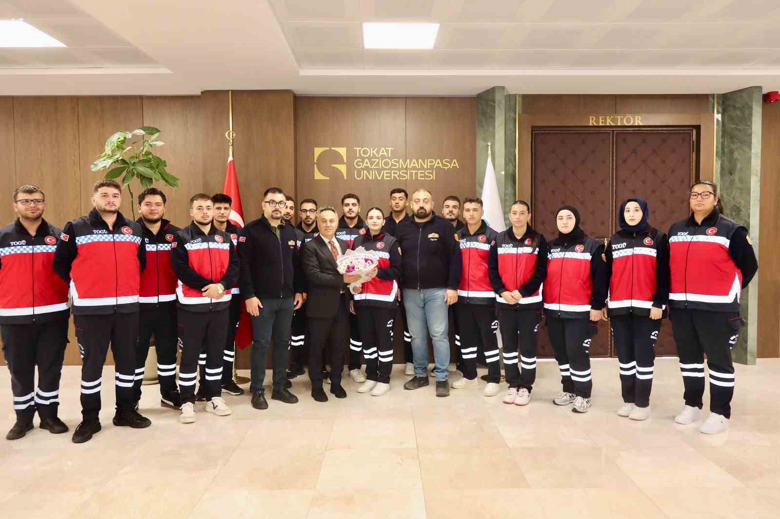 TOKAT GAZİOSMANPAŞA ÜNİVERSİTESİ (TOGÜ) SİVİL SAVUNMA VE İTFAİYECİLİK PROGRAMI ÖĞRENCİLERİ VE AKADEMİSYENLERİ, YANGINDAN KORUNMA VE İTFAİYECİLİK HAFTASI DOLAYISIYLA REKTÖR PROF. DR. FATİH YILMAZ’I ZİYARET ETTİ.