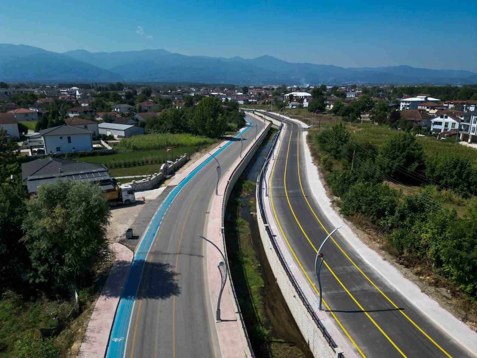 SAKARYA'NIN AKYAZI İLÇESİNDE YÜRÜTÜLEN KARACASU DERESİ ÇEVRE DÜZENLEME PROJESİ'NİN İKİNCİ ETABINDA ASFALT VE YOL ÇİZGİ ÇALIŞMALARI TAMAMLANDI.
