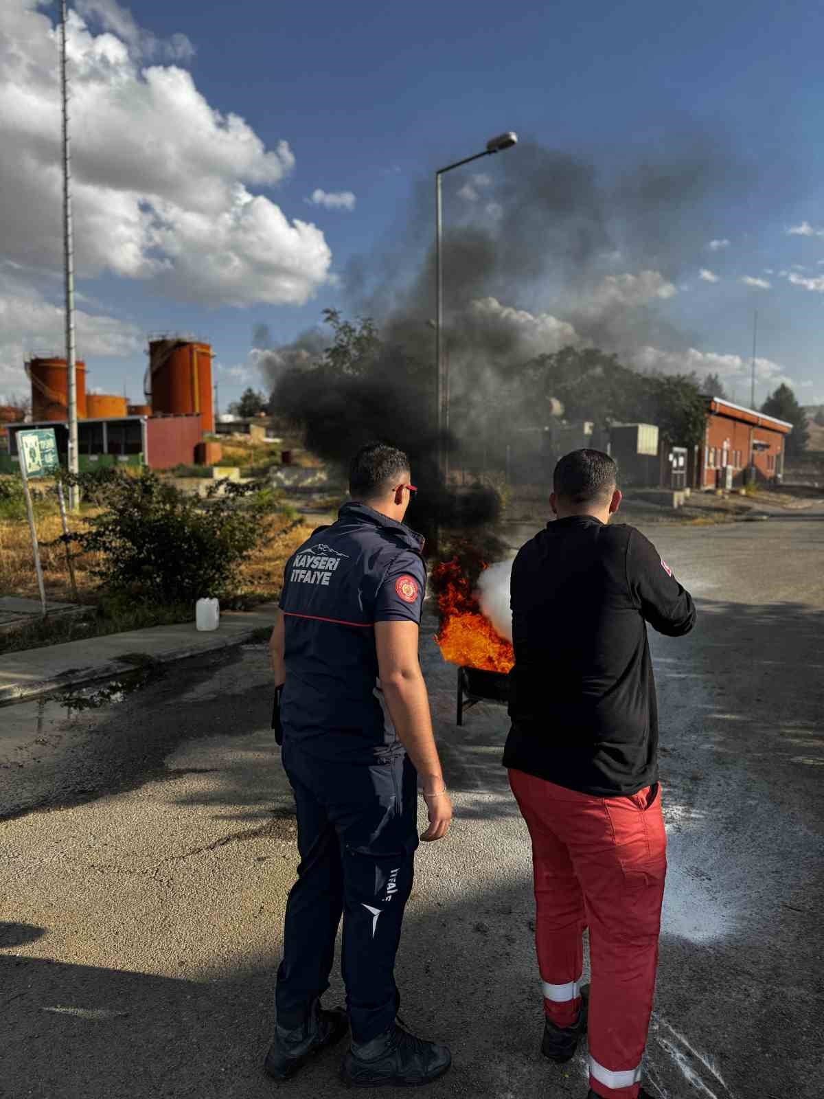 KAYSERİ BÜYÜKŞEHİR BELEDİYESİ İTFAİYE DAİRE BAŞKANLIĞI; TÜRKİYE PETROLLERİ ANONİM ORTAKLIĞI (TPAO) TARAFINDAN İLETİLEN TALEP DOĞRULTUSUNDA BATMAN, SİİRT, DİYARBAKIR VE MARDİN’DEKİ ÜRETİM SAHALARINDA 15 GÜN BOYUNCA KAPSAMLI YANGIN GÜVENLİĞİ VE ACİL DURUM MÜDAHALE EĞİTİMLERİ GERÇEKLEŞTİRDİ.