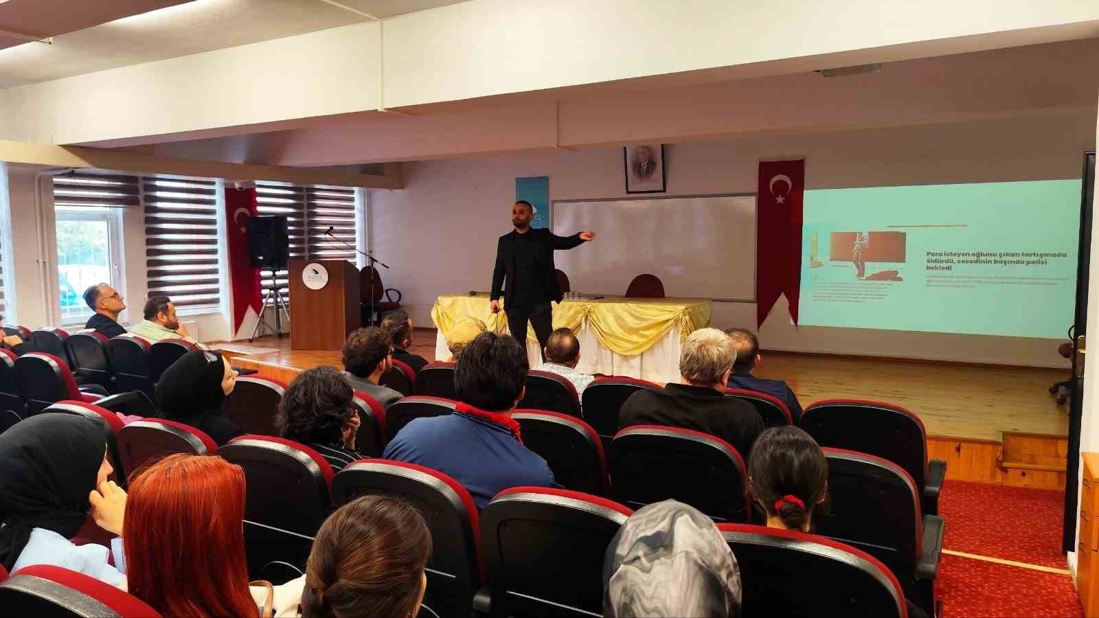 DÜZCE ÜNİVERSİTESİ TURİZM FAKÜLTESİ, BAĞIMLILIKLA MÜCADELENİN YASAL BOYUTUNA DİKKAT ÇEKMEK VE ÖĞRENCİLERİN BİLİNÇ DÜZEYİNİ ARTIRMAK AMACIYLA “BAĞIMLILIĞA KARŞI HUKUKİ FARKINDALIK” BAŞLIKLI SEMİNER DÜZENLENDİ.