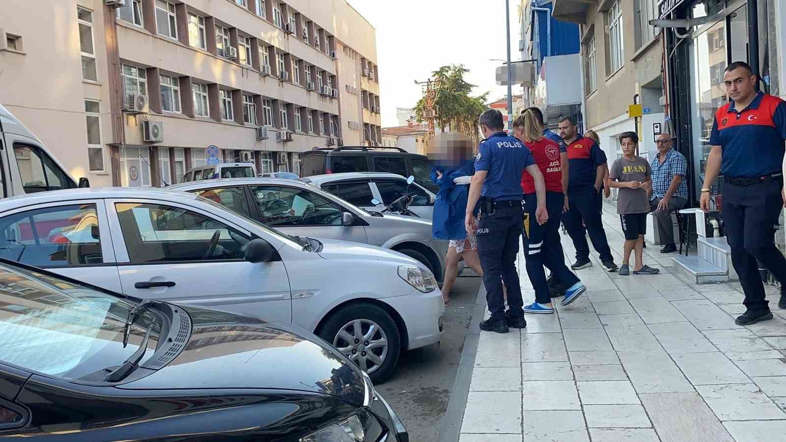 SİNOP’TA BİR BİNANIN 5. KAT PENCERESİNE ÇIKARAK İNTİHAR GİRİŞİMİNDE BULUNAN KADIN, EKİPLERİN ZAMANINDA MÜDAHALESİ VE İKNA ÇABALARI SONUCU KURTARILDI.