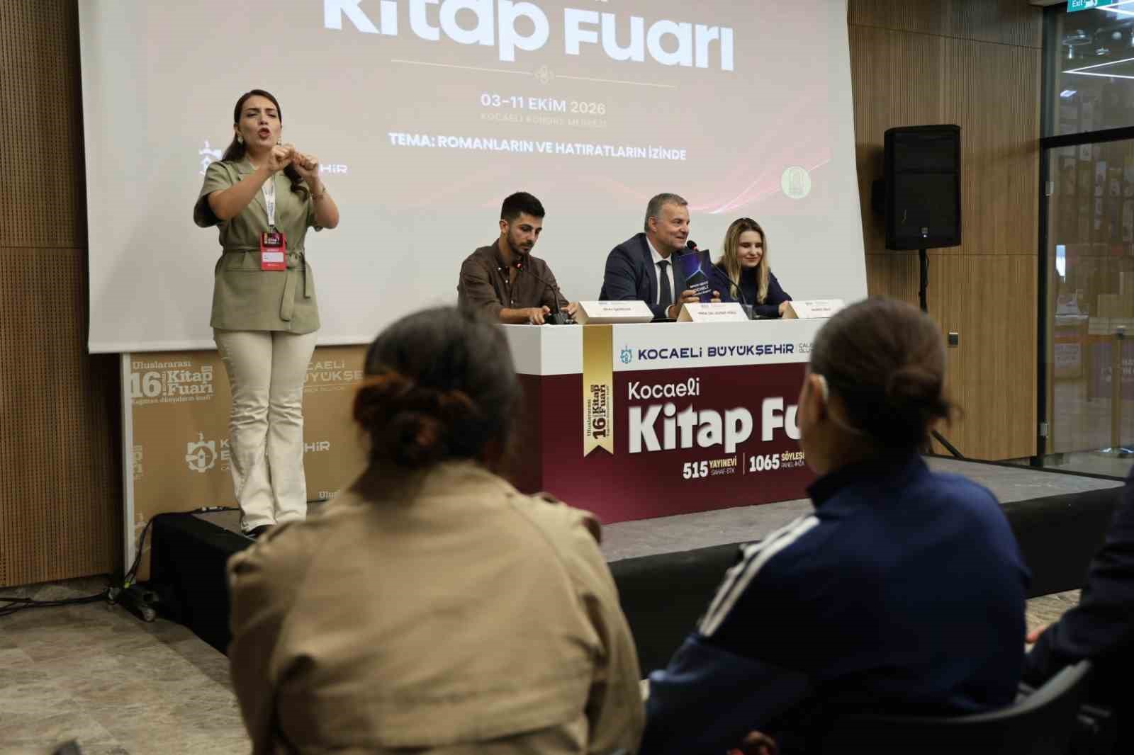 ULUSLARARASI 16. KOCAELİ KİTAP FUARI'NI ZİYARET EDEN İŞİTME ENGELLİ KAĞITSPOR KARATE SPORCUSU İREM TOPALOĞLU, İŞARET DİLİ ÇEVİRİSİYLE DÜZENLENEN SÖYLEŞİLERE KATILARAK KİTAP VE KÜLTÜR ETKİNLİKLERİNİ TAKİP ETTİ.