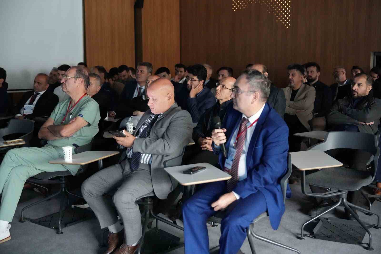 LİV HOSPİTAL VADİSTANBUL'DA, TÜRK ÜROLOJİ DERNEĞİ, TÜRK ÜROLOJİ AKADEMİSİ VE ENDOÜROLOJİ DERNEĞİ İLE BİRLİKTE GERÇEKLEŞTİRİLEN CANLI CERRAHİ ETKİNLİĞİNDE, İYİ HUYLU PROSTAT BÜYÜMESİNİN TEDAVİSİNDE KULLANILAN GÜNCEL CERRAHİ YÖNTEMLER VE İLERİ TEKNOLOJİLER UYGULAMALI OLARAK ELE ALINDI.