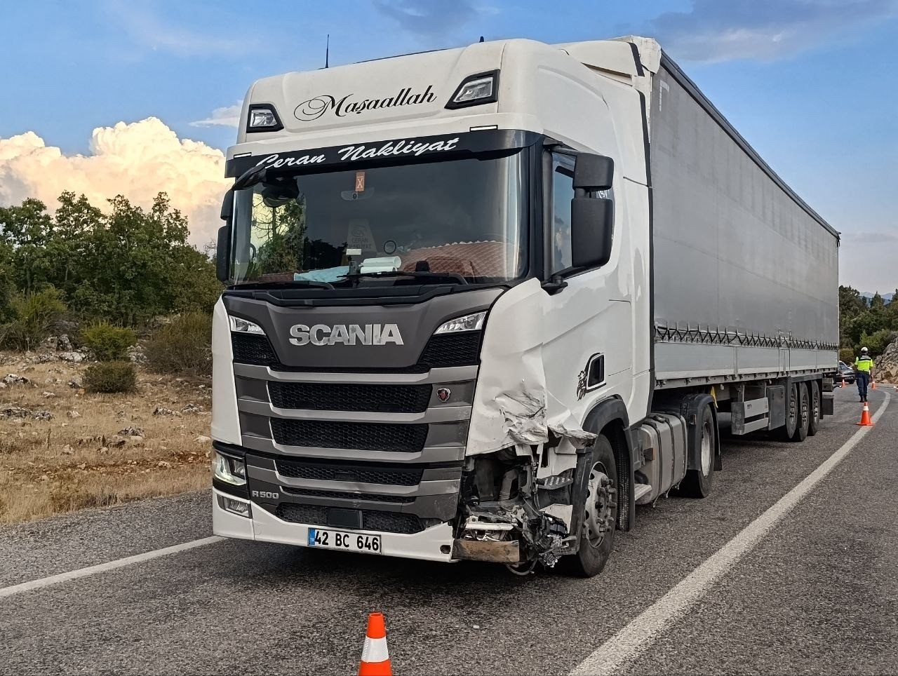 BEYŞEHİR İLÇESİNDE TIR İLE OTOMOBİLİN ÇARPIŞMASI SONUCU 1 KİŞİ HAYATINI KAYBETTİ, 1’İ AĞIR 3 KİŞİ DE YARALANDI.