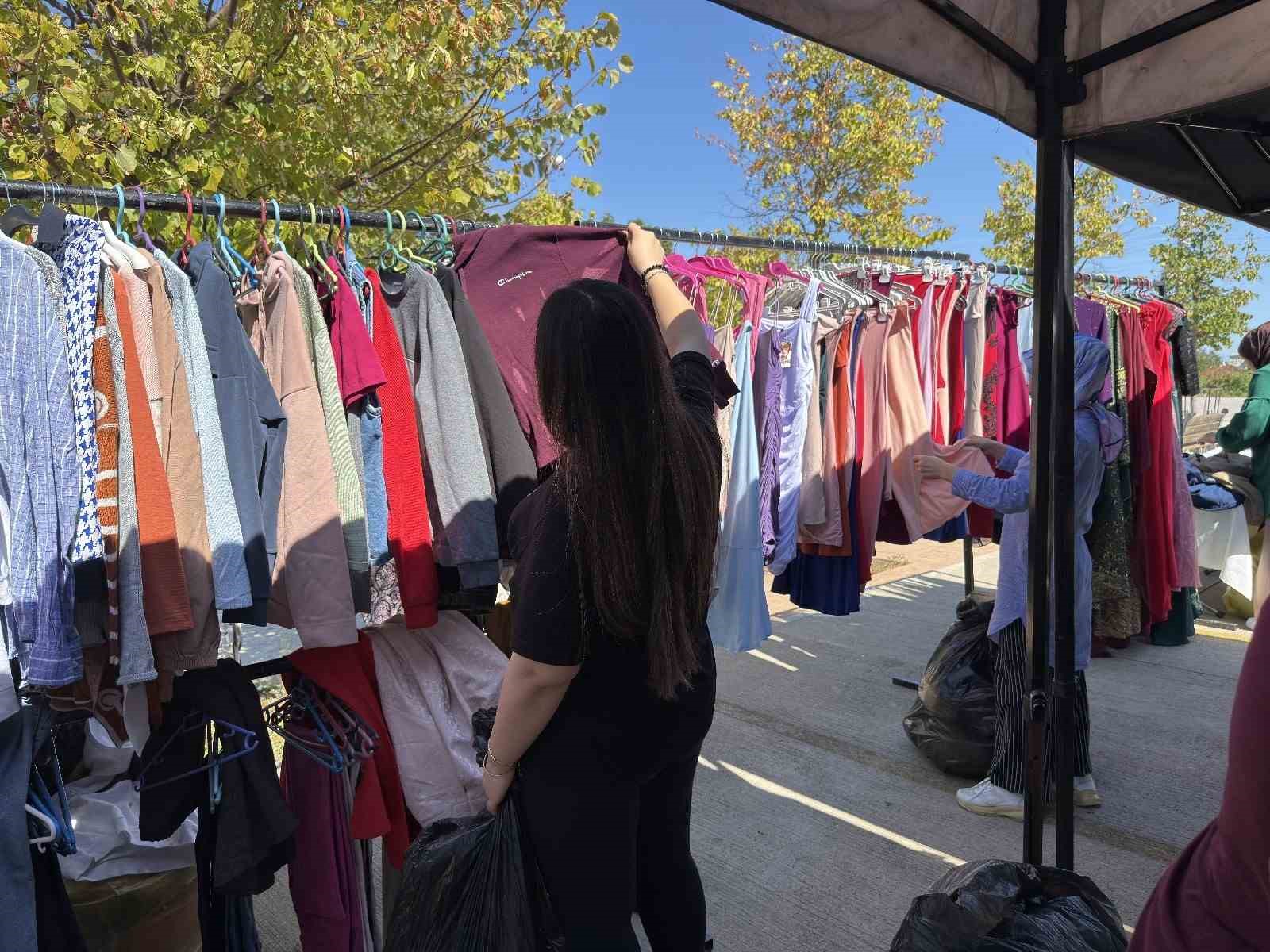 SAMSUN’UN ATAKUM BELEDİYESİ'NİN PAYMER MAĞAZASI VE KIRSALA TAŞINAN GEZİCİ STANTLAR ARACILIĞIYLA GİYİMDEN EV EŞYASINA, GELİNLİKTEN KIRTASİYEYE KADAR DAR GELİRLİ VATANDAŞLARIN YANINDA OLMAYI SÜRDÜRÜYOR.