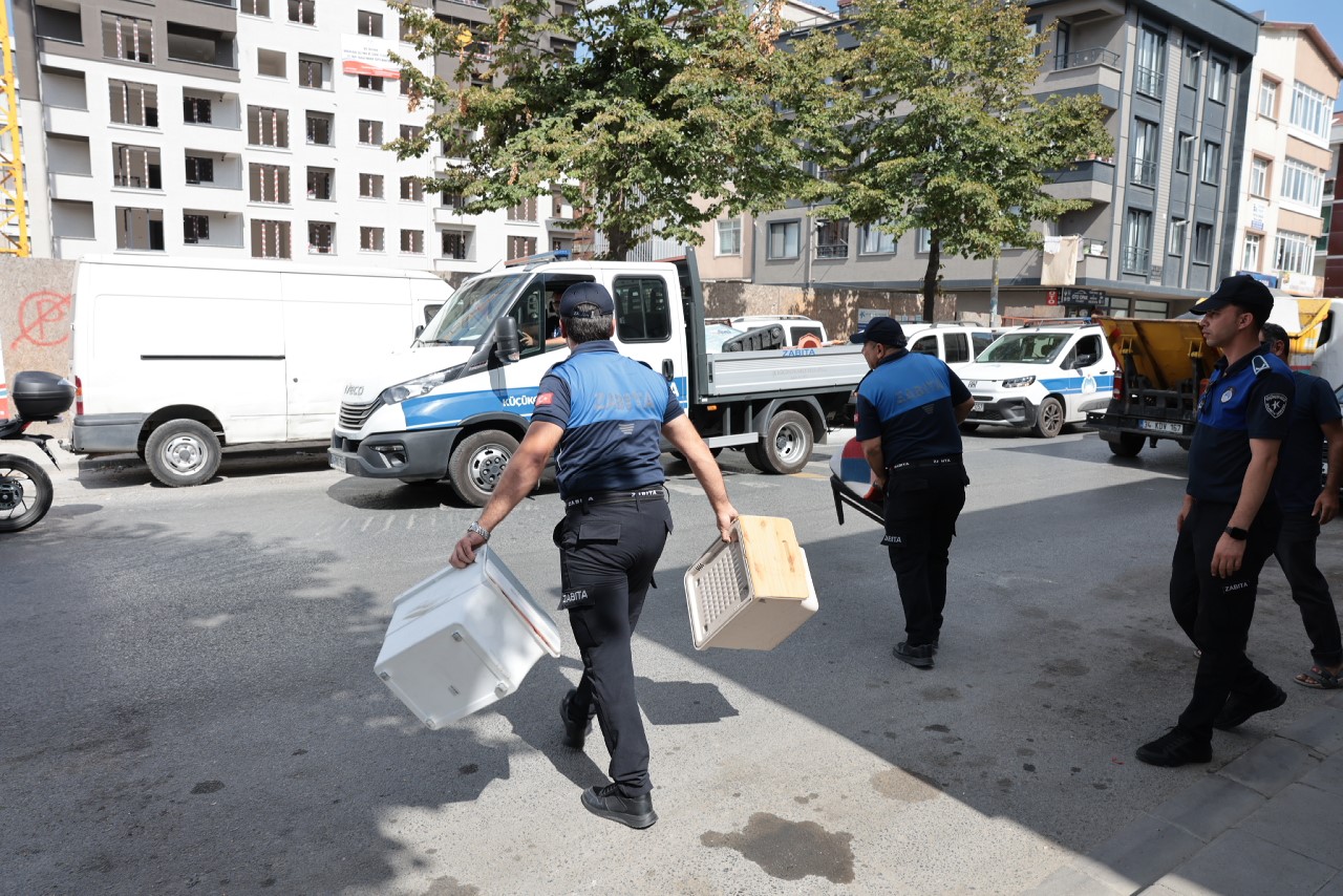 KÜÇÜKÇEKMECE’DE ZABITA EKİPLERİ VATANDAŞLARIN KALDIRIMLARI VE YOLLARI GÜVENLİ VE RAHAT BİR ŞEKİLDE KULLANABİLMESİNİ SAĞLAMAK AMACIYLA DENETİMLERİNİ SIKLAŞTIRDI.
