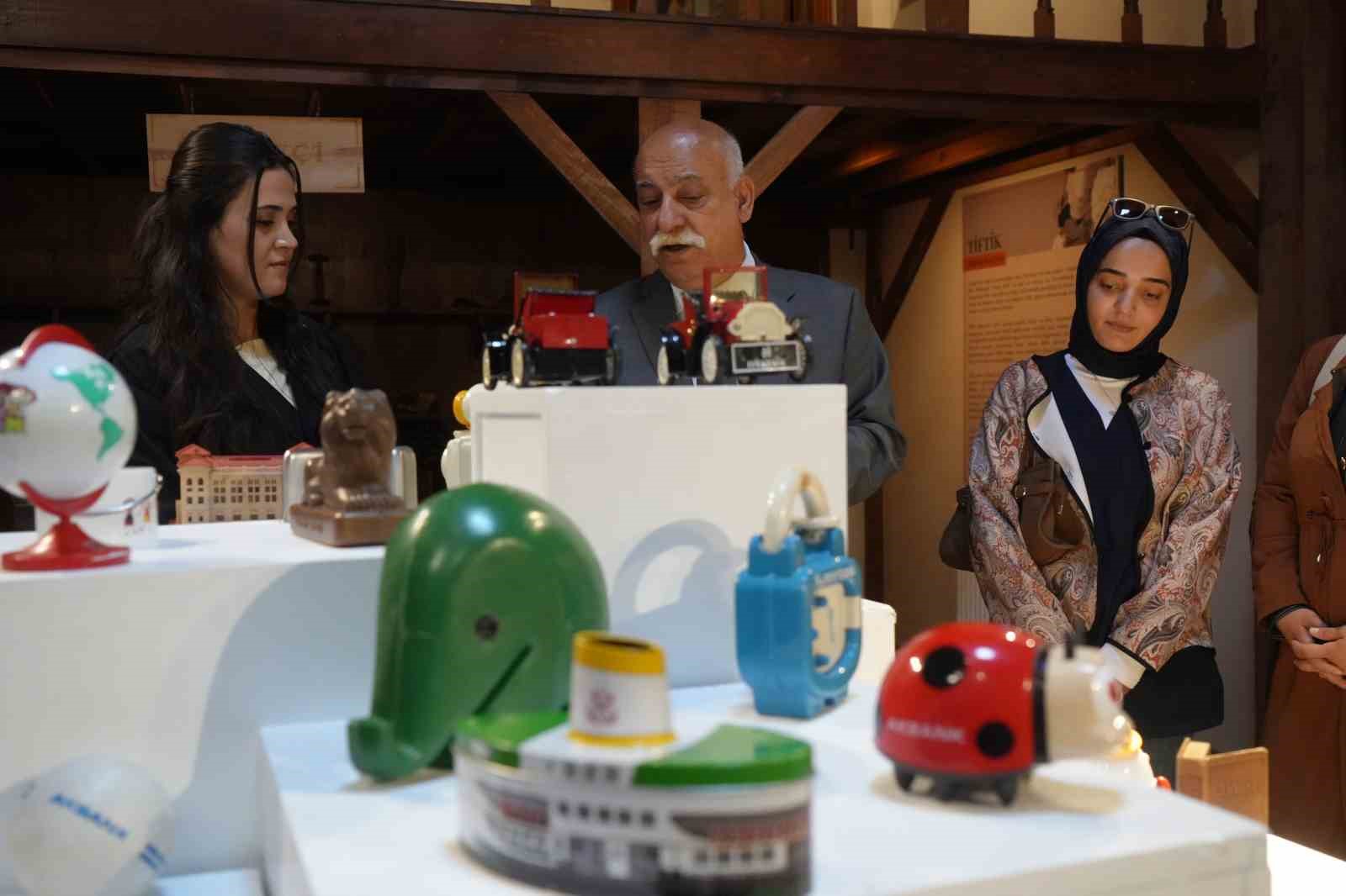 ERZURUM'DA ATATÜRK ÜNİVERSİTESİ TIP FAKÜLTESİ ADLİ TIP ANABİLİM DALI ÖĞRETİM ÜYESİ VE ADALET BAKANLIĞI ADLİ TIP KURUMU ERZURUM GRUP BAŞKANI PROF. DR. AHMET NEZİH KÖK'ÜN ÇOCUKLUĞUNDA İLK KUMBARASIYLA BAŞLAYAN KOLEKSİYON TUTKUSU, YILLAR İÇERİSİNDE BİNLERCE PARÇAYA ULAŞTI.