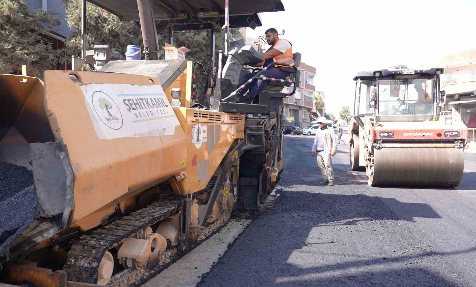 ŞEHİTKAMİL BELEDİYESİ, İLÇE GENELİNDE ULAŞIM KONFORUNU ARTIRMAK VE VATANDAŞLARIN KIŞ AYLARINDA YOL KAYNAKLI SORUN YAŞAMAMASI AMACIYLA ASFALTLAMA VE YOL BAKIM ÇALIŞMALARINI ARALIKSIZ SÜRDÜRÜYOR.