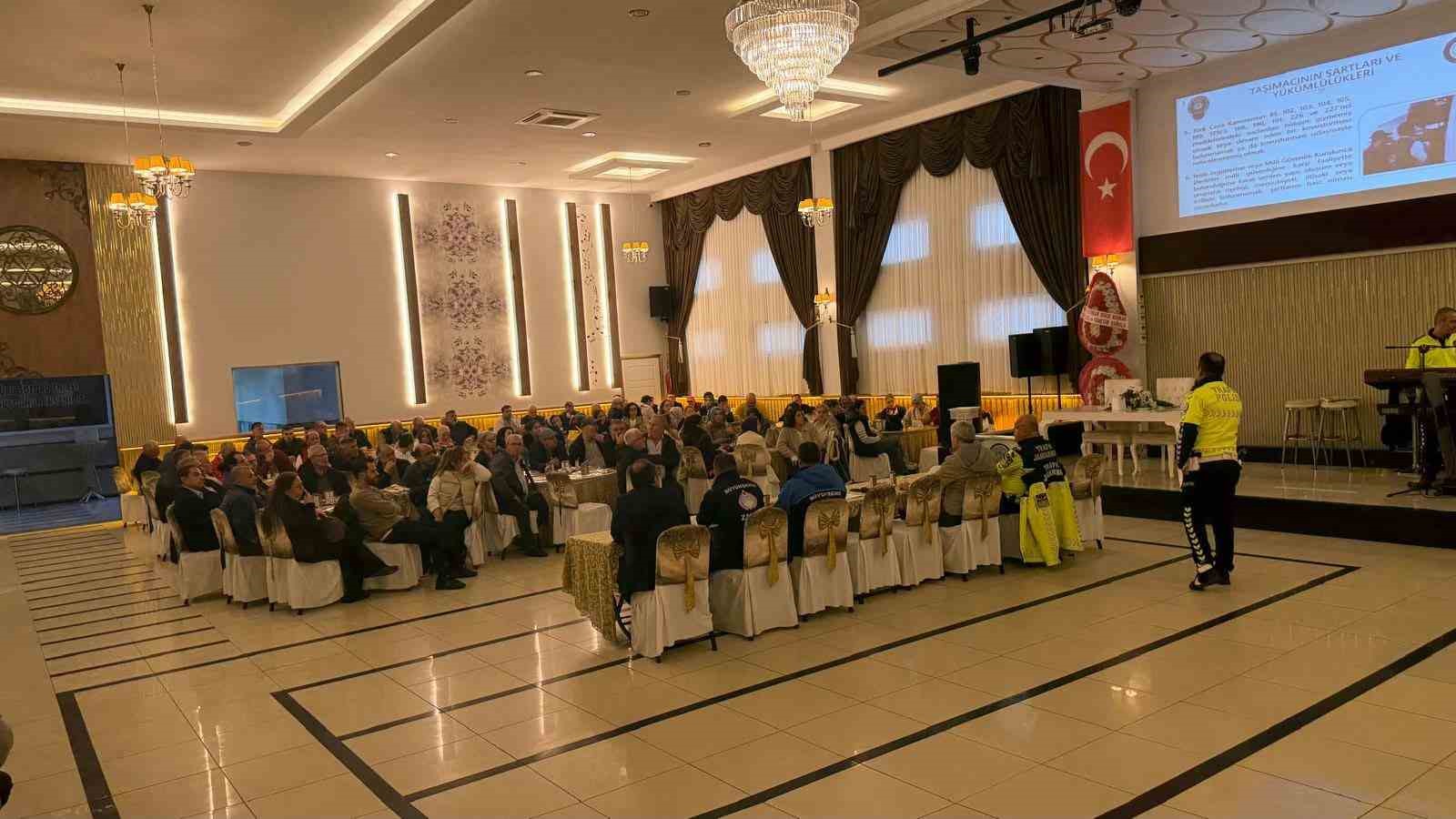 BANDIRMA’DA OKUL SERVİS ARAÇLARINDA GÖREV YAPAN ŞOFÖRLER İLE REHBER PERSONELE YÖNELİK TRAFİK GÜVENLİĞİ FARKINDALIĞININ ARTIRILMASI AMACIYLA EĞİTİM DÜZENLENDİ.