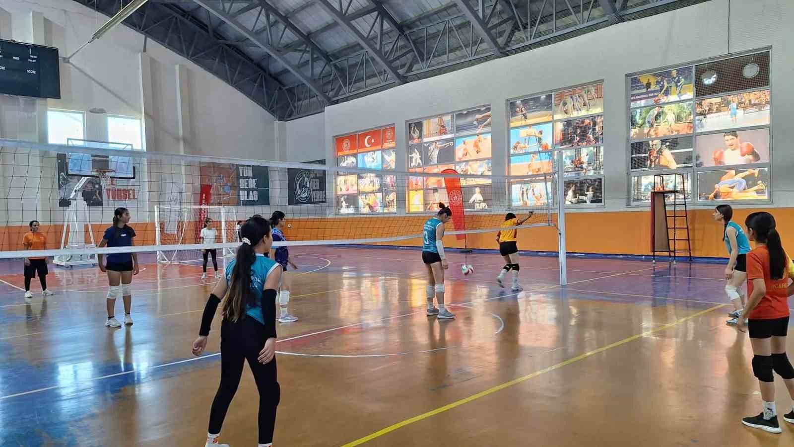 MUŞ’UN BULANIK İLÇESİNDE YAZ SPOR OKULLARI KAPSAMINDA GERÇEKLEŞTİRİLEN VOLEYBOL ANTRENMANLARI, GENÇ SPORCULARIN YOĞUN İLGİSİYLE SÜRÜYOR.