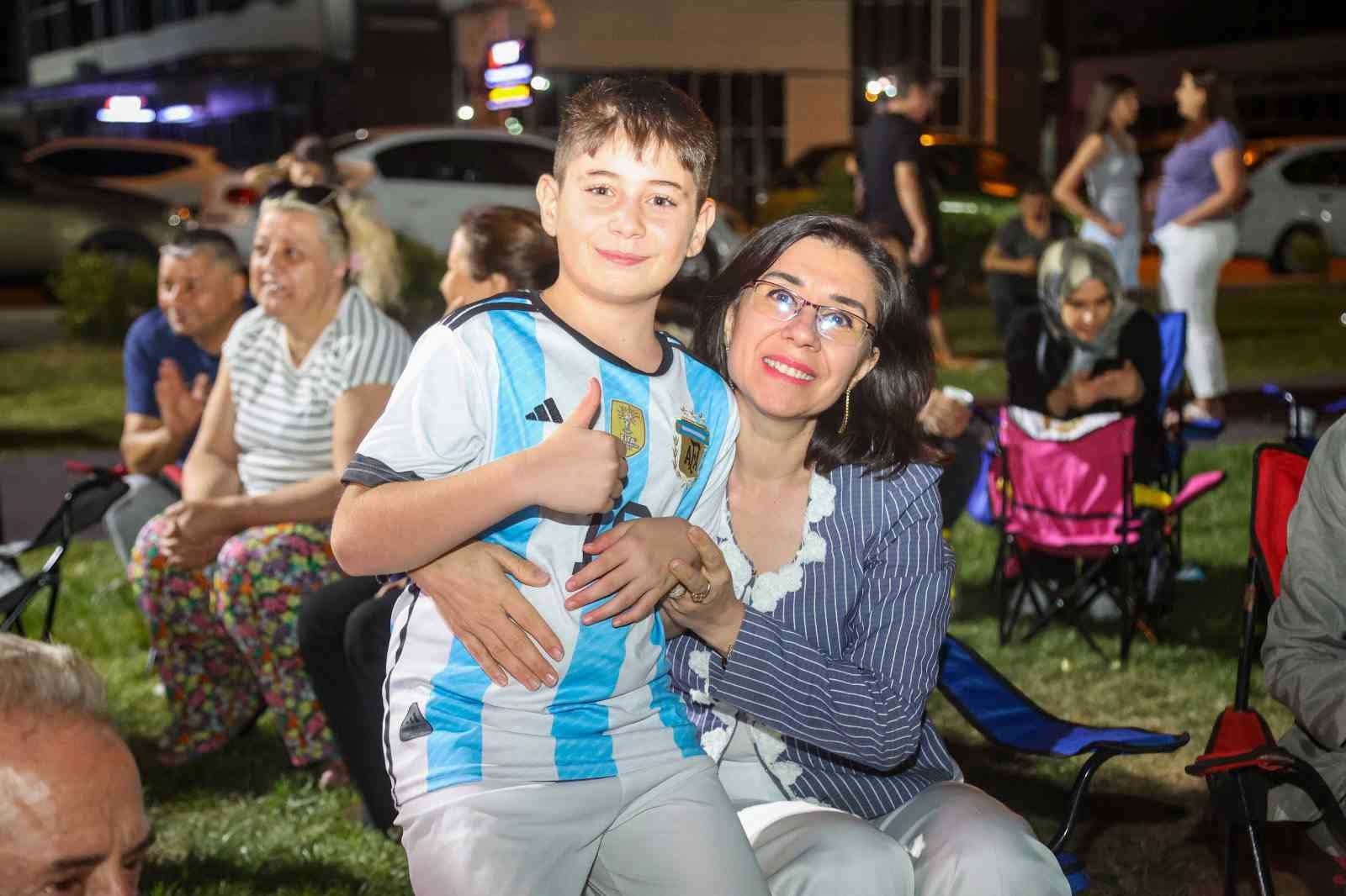 UŞAK BELEDİYESİ TARAFINDAN DÜZENLENEN MAHALLE ŞENLİĞİ’NDE ÇOCUKLAR VE AİLELER BİR ARAYA GELİRKEN, MÜZİK VE ÇEŞİTLİ ETKİNLİKLERLE EĞLENCELİ ANLAR YAŞANDI.