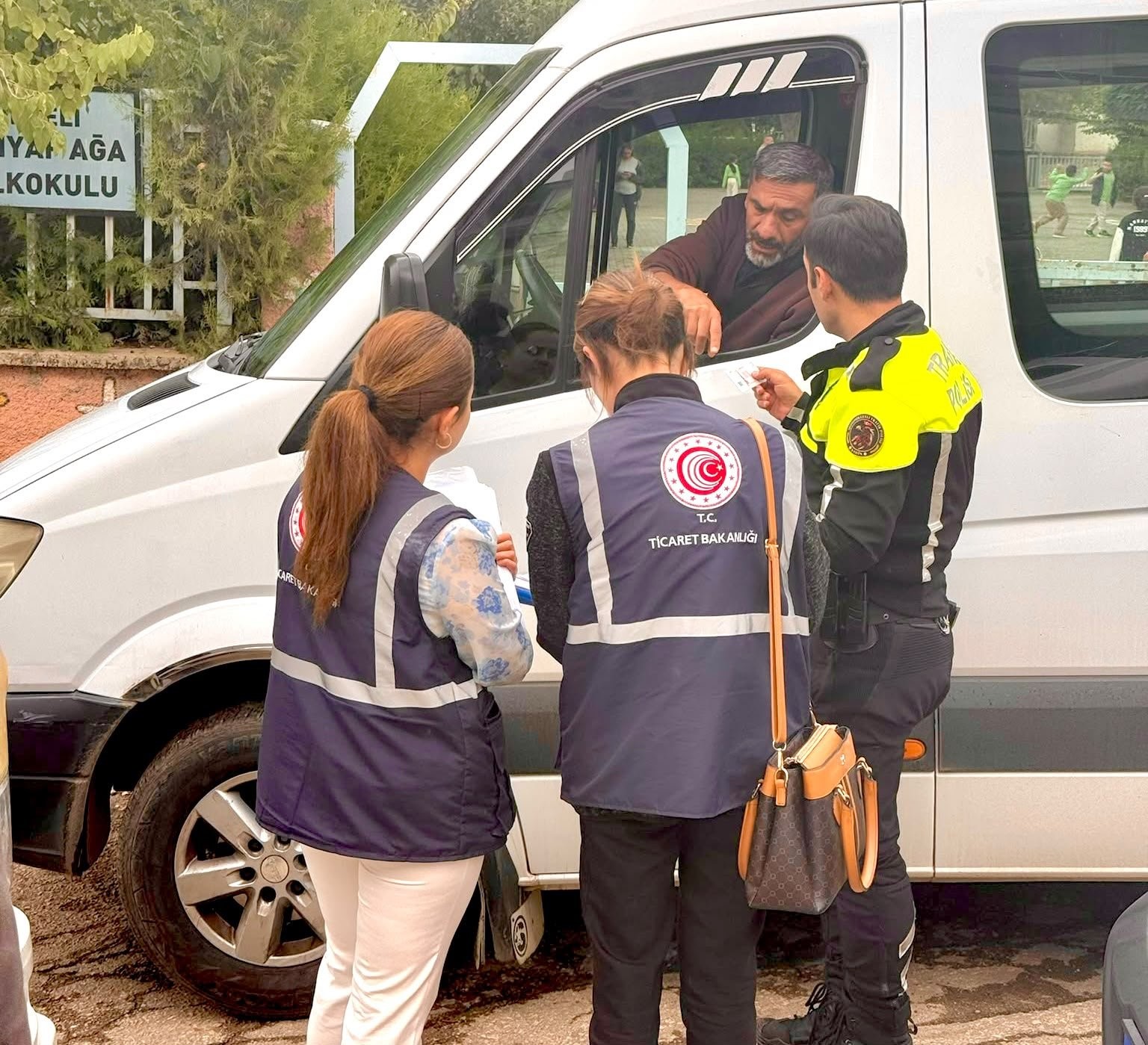 TUNCELİ’DE 18 OKULDA YAPILAN DENETİMLERDE 30 SERVİS VE 15 KANTİNDE 490 ÜRÜN KONTROL EDİLDİ. MEVZUATA AYKIRILIĞI SÜRDÜREN İŞLETMELERE İDARİ YAPTIRIM UYGULANDI.