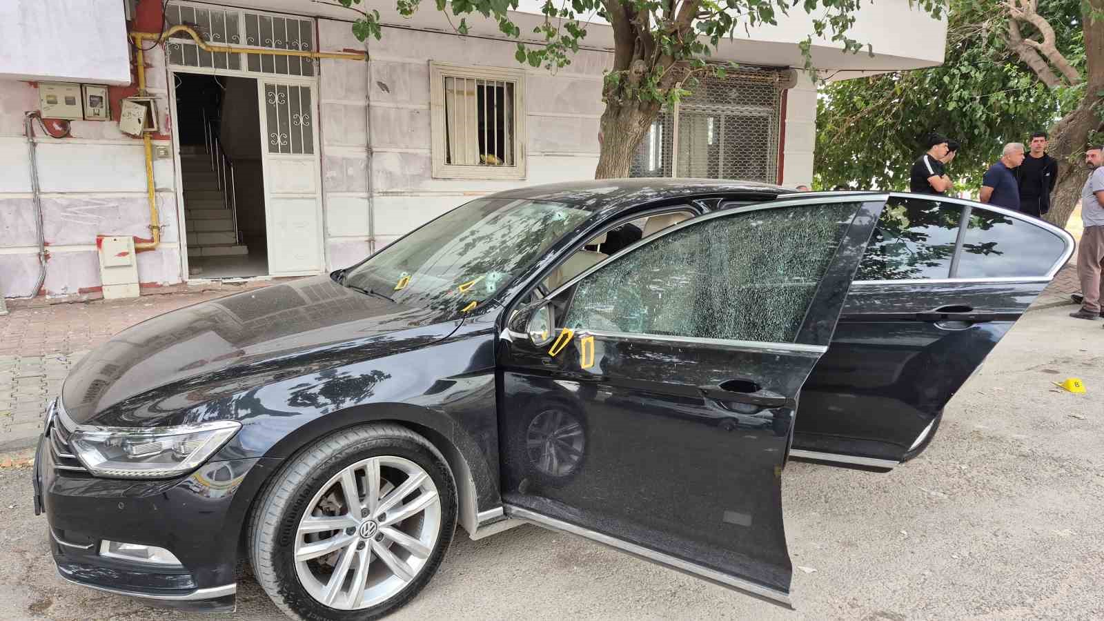 ADIYAMAN’DA PARK HALİNDEKİ BİR OTOMOBİL KURŞUNLARIN HEDEFİ OLDU.