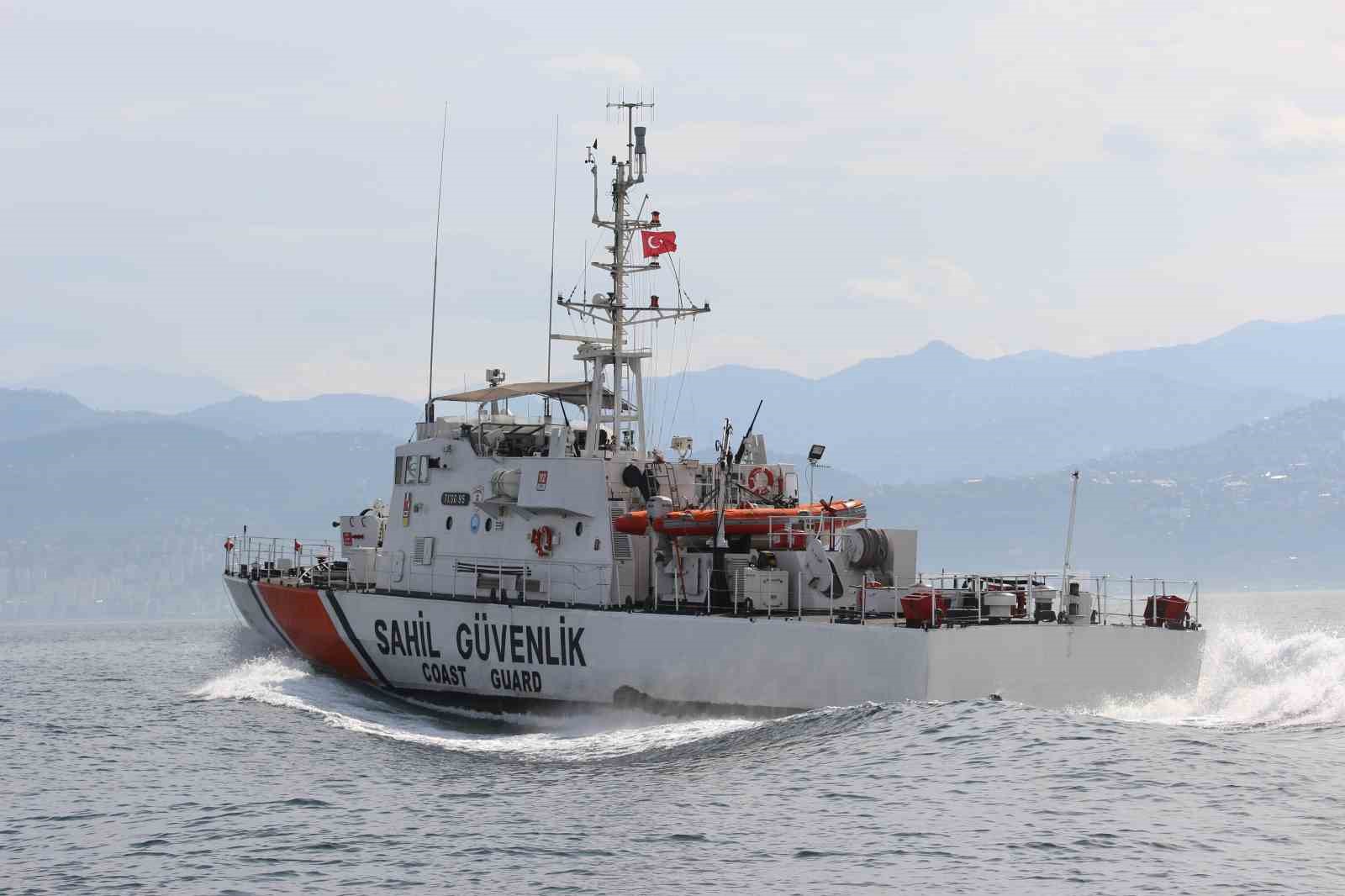 KARADENİZ'DE PALAMUT AVININ YOĞUNLAŞMASIYLA BİRLİKTE BALIKÇI TEKNELERİNİN HAREKETLİLİĞİ ARTARKEN, SAHİL GÜVENLİK DOĞU KARADENİZ GRUP KOMUTANLIĞI EKİPLERİ DENETİMLERİNİ KARADAN, HAVADAN VE DENİZDEN SÜRDÜRÜYOR.