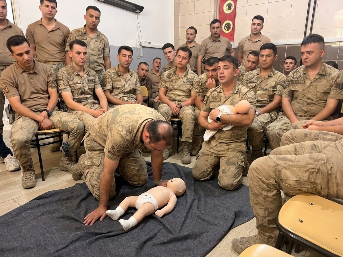 ULUDERE İLÇESİNDE SINIR HATTINDA GÖREV YAPAN 66 JANDARMA PERSONELİNE İLK YARDIM EĞİTİMİ VERİLDİ.