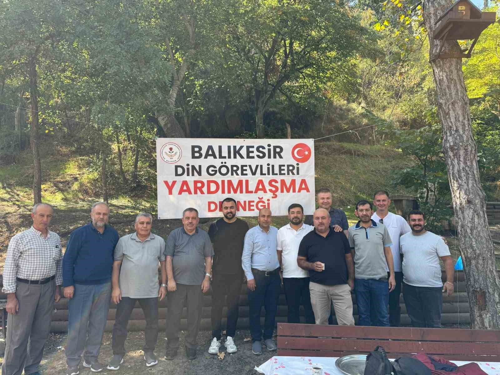 BALIKESİR DİN GÖREVLİLERİ DERNEĞİ TARAFINDAN CAMİLER VE DİN GÖREVLİLERİ HAFTASI DOLAYISIYLA DÜZENLENEN GELENEKSEL DAYANIŞMA PİKNİĞİ, DİN GÖREVLİLERİ VE AİLELERİNİ BİR ARAYA GETİRDİ.