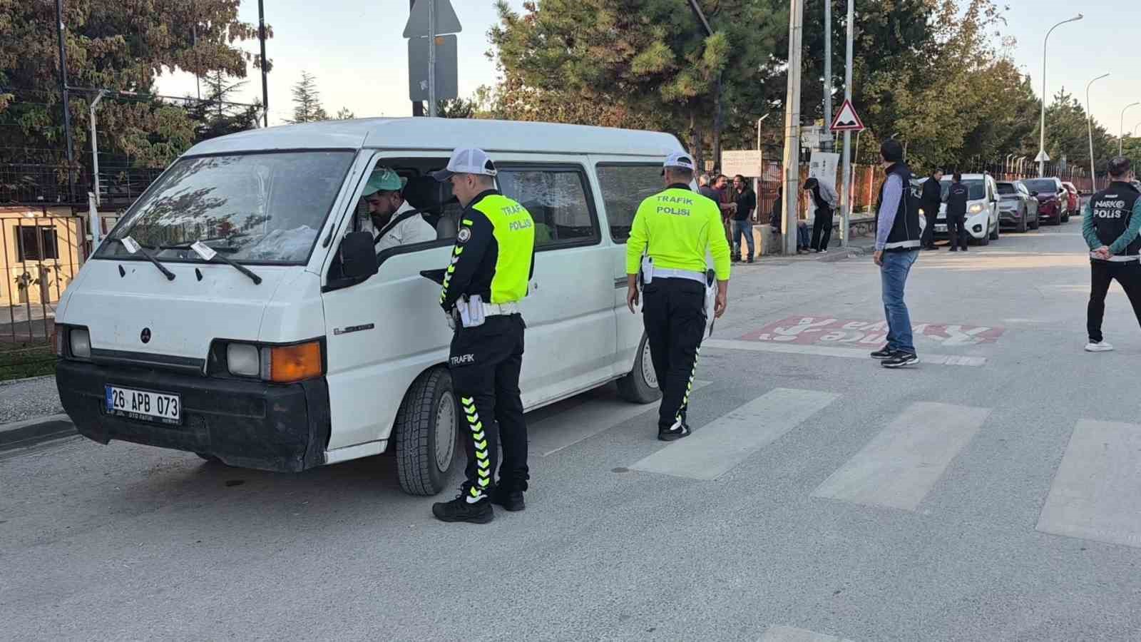 ESKİŞEHİR’DE ÖĞRENCİLERİN HUZUR VE GÜVEN ORTAMI İÇİNDE EĞİTİMLERİNİ SÜRDÜRMELERİNİ SAĞLAMAK AMACIYLA İL EMNİYET MÜDÜRLÜĞÜNE BAĞLI EKİPLER TARAFINDAN OKUL ÇEVRELERİNDE GERÇEKLEŞTİRİLEN DENETİMLER ARALIKSIZ DEVAM EDİYOR.