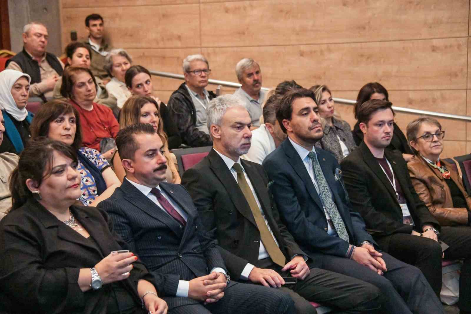 OSMANGAZİ BELEDİYESİ, BURSA’NIN FETHİNİN 700. YILI ETKİNLİKLERİ KAPSAMINDA DÜZENLEDİĞİ "GEÇMİŞ VE GELECEK BAĞLAMINDA BURSA’DA DEPREM" PANELİYLE KENTİN DEPREM GEÇMİŞİNİ, JEOLOJİK MİRASINI VE GELECEĞE YÖNELİK DEPREM RİSKLERİNİ GÜNDEME TAŞIDI. ALANINDA UZMAN AKADEMİSYENLERİN KATILIMIYLA GERÇEKLEŞTİRİLEN PANELDE, BURSA’NIN DEPREM TEHLİKESİNE KARŞI HAZIRLIKLI OLMASININ VE TOPLUMSAL FARKINDALIĞIN ARTIRILMASININ ÖNEMİNE DİKKAT ÇEKİLDİ.