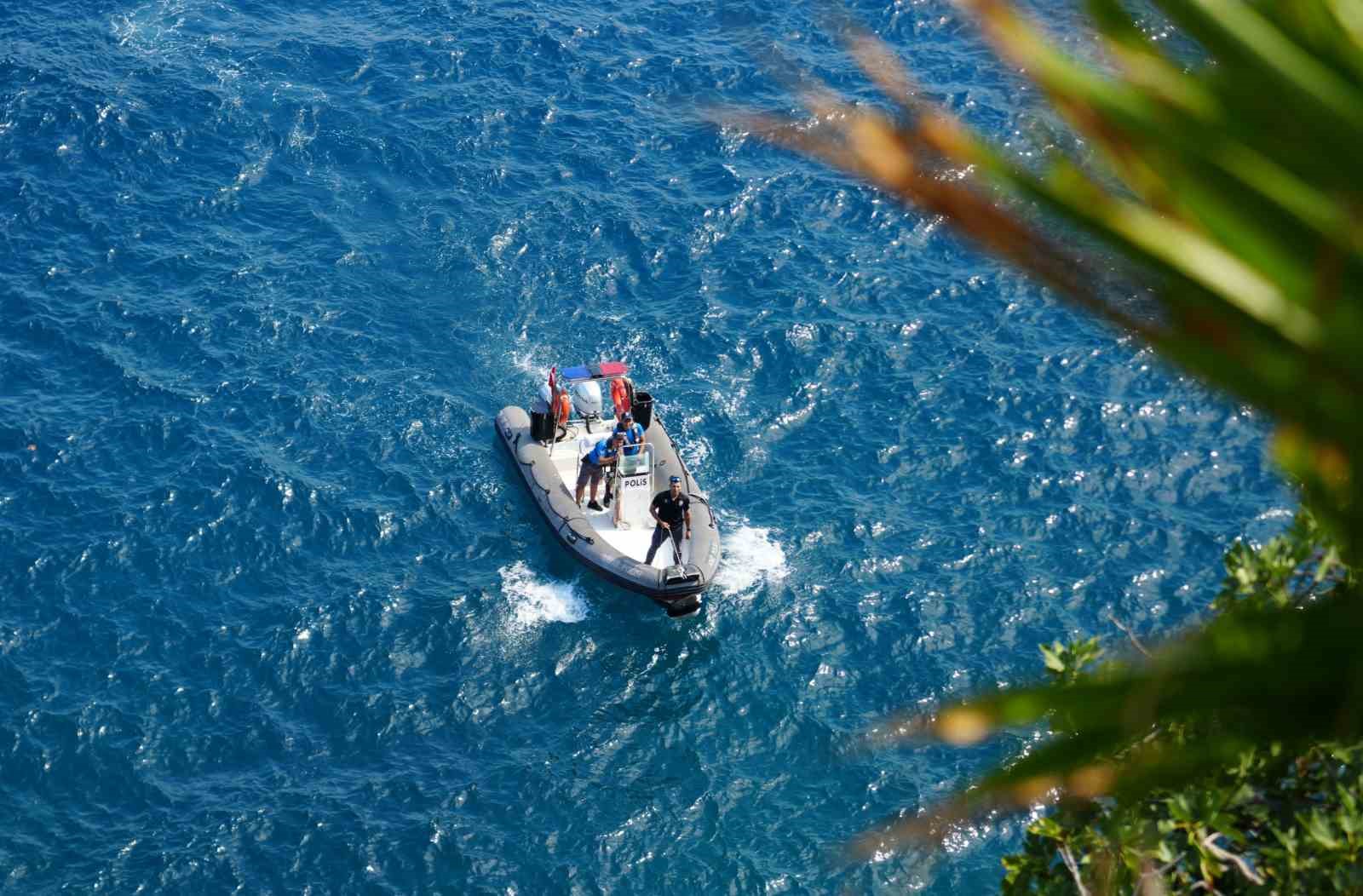 ANTALYA’DA FALEZLERİN ORTA NOKTASINDAKİ KAYALIKLARDA BİR ŞAHSIN MAHSUR KALDIĞI İHBARI POLİS EKİPLERİNİ ALARMA GEÇİRDİ. HEM KARADAN, HEM DE DENİZDEN YAPILAN UZUN GÖRÜŞME SONRASI ŞAHIS GÜVENLİ BÖLGEYE GEÇMEYE İKNA EDİLDİ.