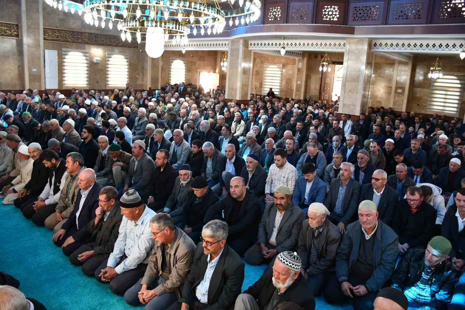 MANİSA’NIN GÖRDES İLÇESİNDE YAPIMINA 2013 YILINDA BAŞLANAN ŞEHİT MAKBULE HANIM KUR’AN KURSU VE UYGULAMA CAMİİ, GÖRKEMLİ BİR TÖRENLE İBADETE AÇILDI. PROJENİN GÜNCEL MALİYETİNİN YAKLAŞIK 100 MİLYON LİRA OLDUĞU AÇIKLANDI.