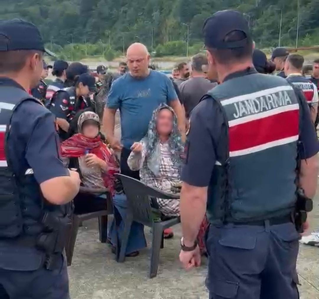 RİZE’NİN PAZAR İLÇESİNDE KÖYLERİNİN AÇIĞINDA KAFES BALIKÇILIĞI YAPILMASINI İSTEMEYEN BALIKÇI KÖYÜ SAKİNLERİ LİMANA MALZEME GETİRECEK VİNCİ ENGELLEMEK İÇİN EYLEM BAŞLATTI