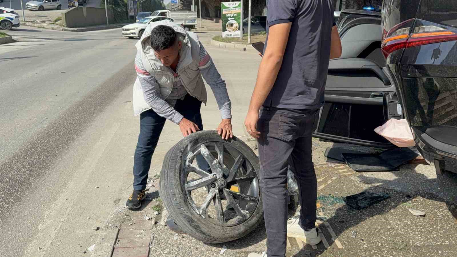 VAN’DAN SAMSUN’A GELEN KEMAL GÜNGÖR 1 SAAT ÖNCE 2 MİLYON  600 BİN TL’YE SATIN ALDIĞI ARAÇLA KAZA YAPTI.