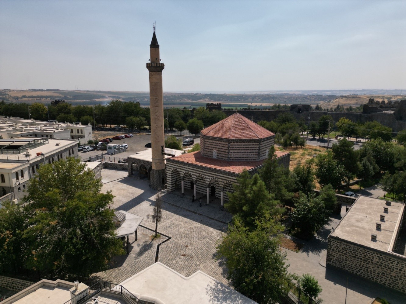 KÜLTÜR VE TURİZM BAKANI MEHMET NURİ ERSOY, SOSYAL MEDYA PAYLAŞIMINDA DİYARBAKIR VE BİNGÖL’DE RESTORASYONU TAMAMLANAN ASIRLIK 6 MABEDİN YENİDEN CEMAATLERİYLE BULUŞACAĞINI AÇIKLADI.