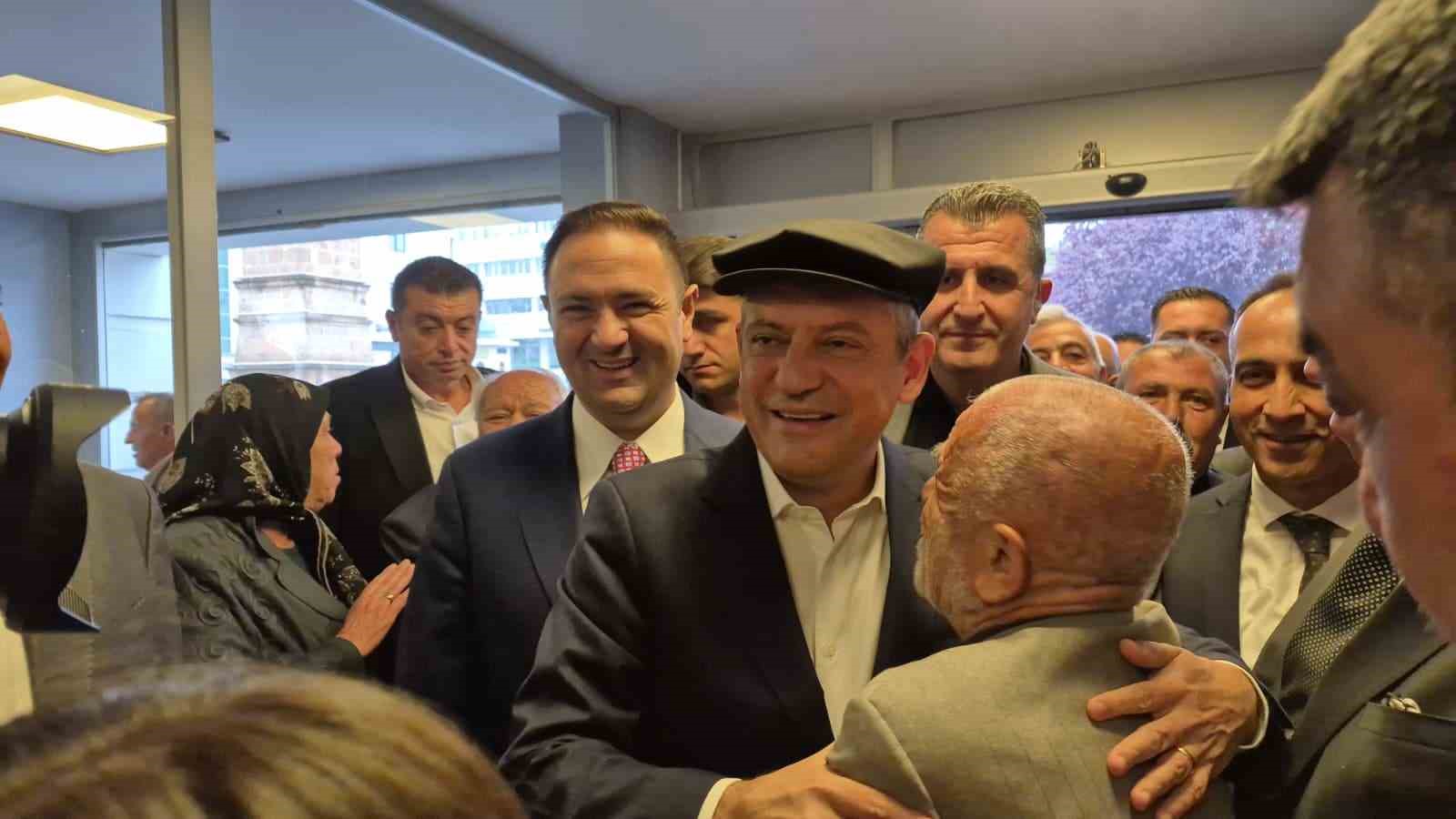 YOZGAT BÜYÜK SİNEMA KÜLTÜR MERKEZİ'NDE DÜZENLENEN İL BAŞKANLIĞI SEÇİMİ ÖNCESİNDE PARTİLİLER VE VATANDAŞLARLA BİR ARAYA GELEREK SALONU DOLDURAN KALABALIĞA HİTAP EDEN ÖZEL, GÜNCEL SİYASET VE YENİ PARTİ'YE DAİR DEĞERLENDİRMELERDE BULUNDU.