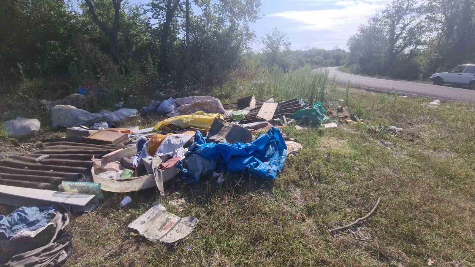 ÇAYCUMA İLÇESİNDE İKİ KÖY ARASINDAKİ ORMANLIK ALANA BIRAKILAN ÇÖPLER, SICAK HAVALARDA CAM ŞİŞELERİN GÜNEŞ IŞIĞINI YANSITMASI NEDENİYLE YANGIN TEHLİKESİ OLUŞTURDU. VATANDAŞLAR DA ÇÖPLERİ ÇEVREYE ATANLARA TEPKİ GÖSTERDİ.