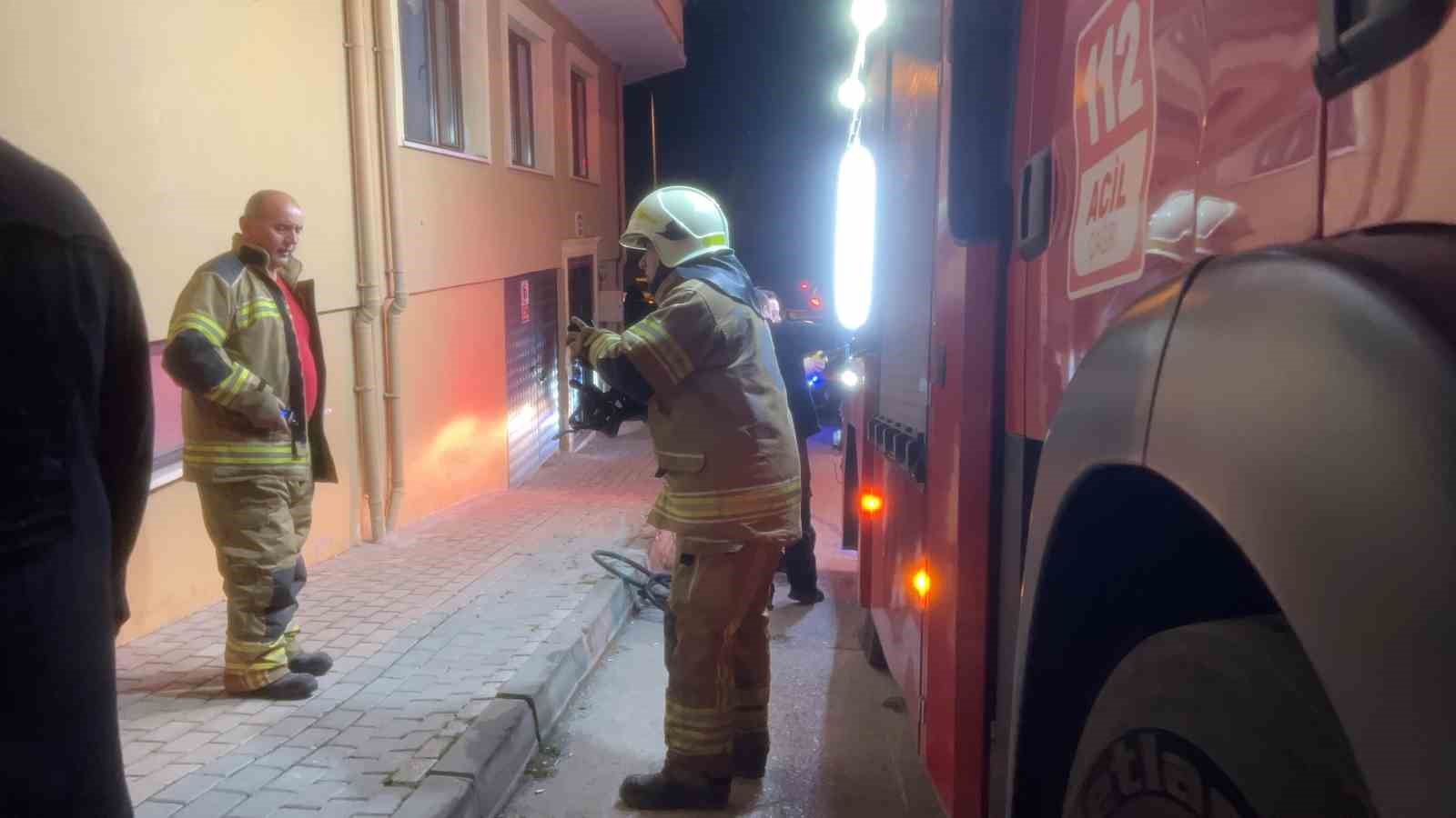 BURSA’DA BİR APARTMANDAN YÜKSELEN YOĞUN DUMAN, VATANDAŞLARA KORKU DOLU ANLAR YAŞATTI. İTFAİYE EKİPLERİNİN MÜDAHALESİYLE YAPILAN İNCELEMEDE YANGIN OLMADIĞI, DUMANIN ASANSÖR BOŞLUĞUNDA AŞIRI ISINAN HALATTAN KAYNAKLANDIĞI BELİRLENDİ.
