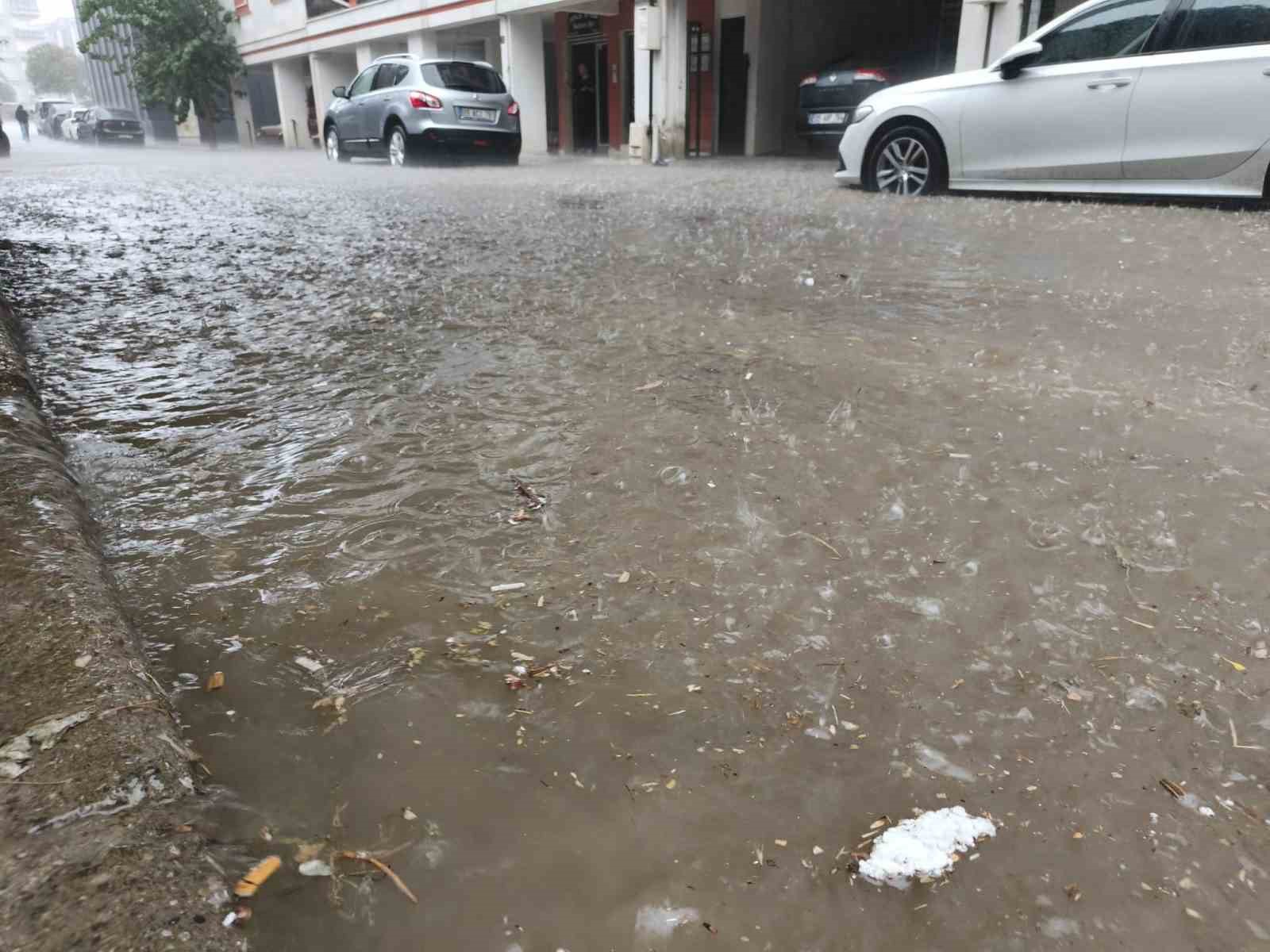 AYDIN'DA AKŞAM SAATLERİNDE BAŞLAYAN SAĞANAK YAĞIŞ ARALIKLARLA ETKİLİ OLURKEN, HAZIRLIKSIZ YAKALANAN BAZI VATANDAŞLAR DA KENDİ İMKANLARIYLA YAĞMURDAN KORUNMAYA ÇALIŞTI.