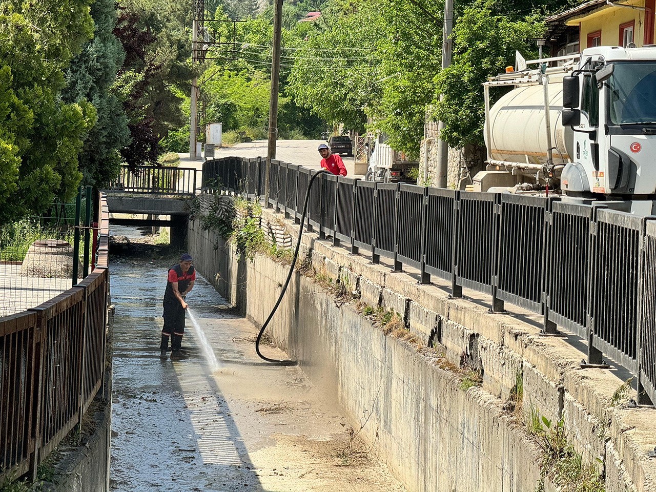 İSTANBUL'DA SU KANALLARININ TIKANMASI SONUCU YAŞANAN SEL FELAKETİNİN ARDINDAN KARABÜK'TE DE OLASI TAŞKINLARIN ÖNÜNE GEÇMEK AMACIYLA KENT MERKEZİ VE MAHALLELERDEKİ DERE YATAKLARI İLE SU KANALLARINDA GENİŞLETME VE ISLAH ÇALIŞMALARI YÜRÜTÜLÜYOR.