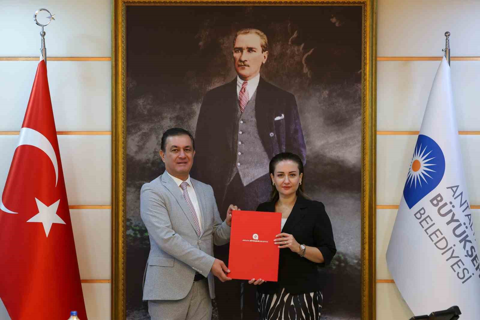 ELMALI BELEDİYE BAŞKANI HALİL ÖZTÜRK İLE ANTALYA BÜYÜKŞEHİR BELEDİYE BAŞKAN VEKİLİ BÜŞRA ÖZDEMİR PROTOKOLÜ İMZALADI