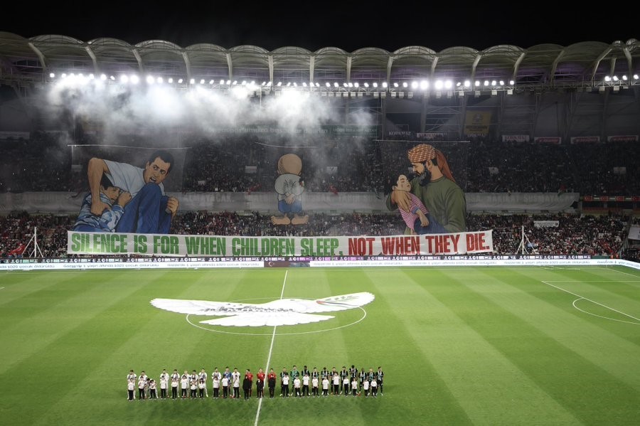 İLETİŞİM BAŞKANI BURHANETTİN DURAN, "KONYASPOR İLE FİLİSTİN MİLLİ TAKIMI’NIN ANLAMLI BULUŞMASI, SPORUN SINIRLARI AŞAN, İNSANLARI AYNI DUYGUDA BİRLEŞTİREN GÜCÜNÜ BİR KEZ DAHA GÖSTERDİ" DEDİ.