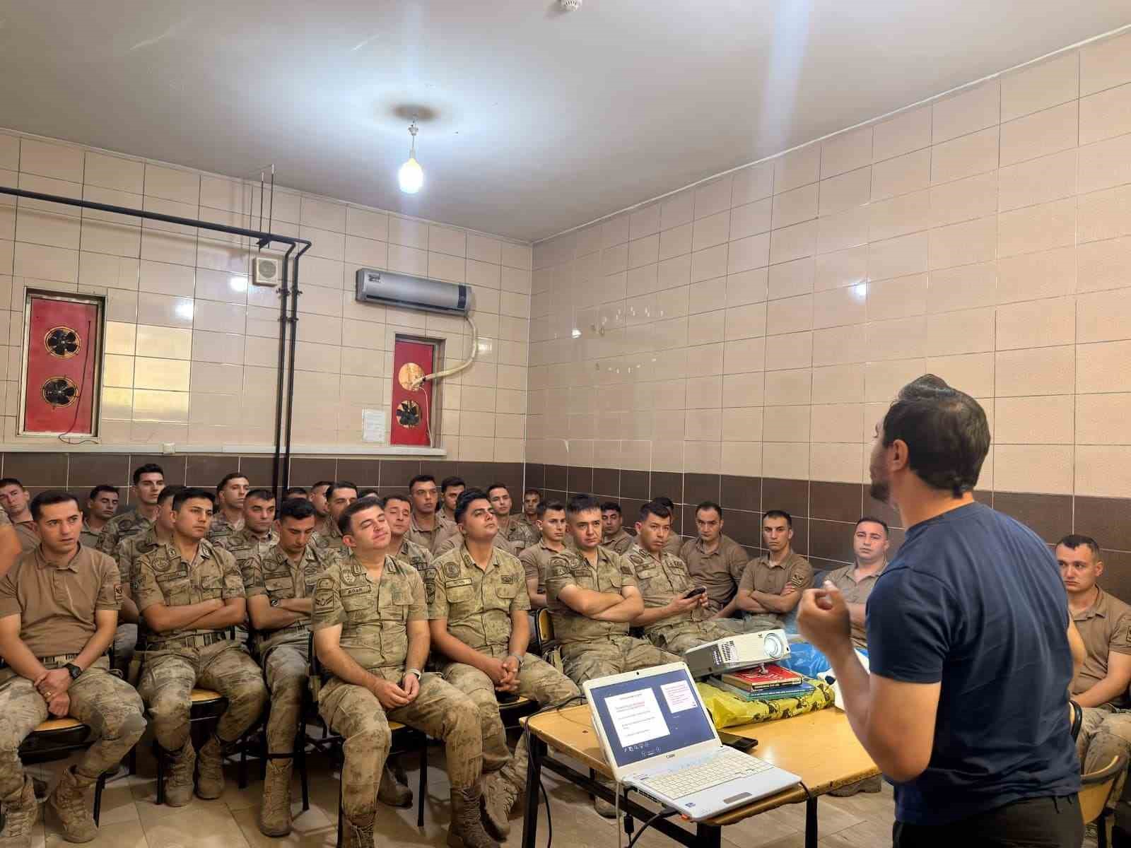 ULUDERE İLÇESİNDE SINIR HATTINDA GÖREV YAPAN 66 JANDARMA PERSONELİNE İLK YARDIM EĞİTİMİ VERİLDİ.