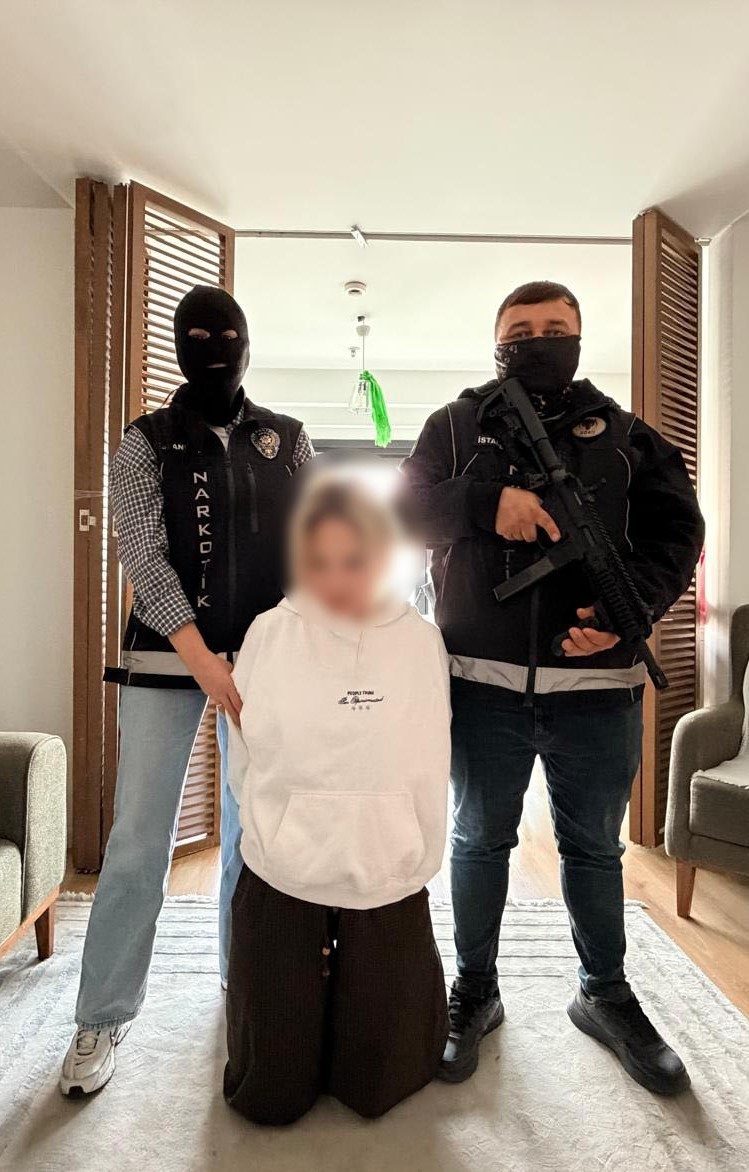 İSTANBUL SARIYER’DE DÜZENLENEN OPERASYONDA, UYUŞTURUCU MADDE TİCARETİ SUÇUNDAN MAVİ BÜLTENLE ARANAN M.D. İLE HIRSIZLIK SUÇUNDAN KIRMIZI BÜLTENLE ARANAN O.O. YAKALANDI.