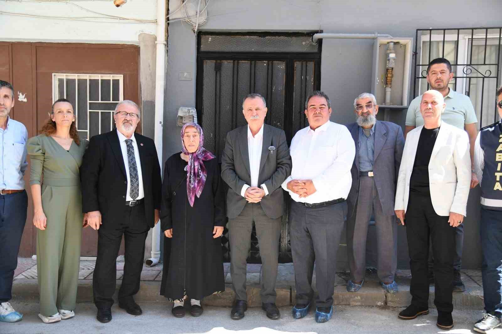 YUNUSEMRE BELEDİYE BAŞKANI SEMİH BALABAN, ÇALIŞMALARIN TAMAMLANMASININ ARDINDAN ARİFE KIZMAZ’I EVİNDE ZİYARET ETTİ. ZİYARETTE BALABAN’A BELEDİYE BAŞKAN YARDIMCISI ALİ KUYUMCU, İLGİLİ BİRİM MÜDÜRLERİ VE BARBAROS MAHALLESİ MUHTARI SİYAMİ ALAK EŞLİK ETTİ.