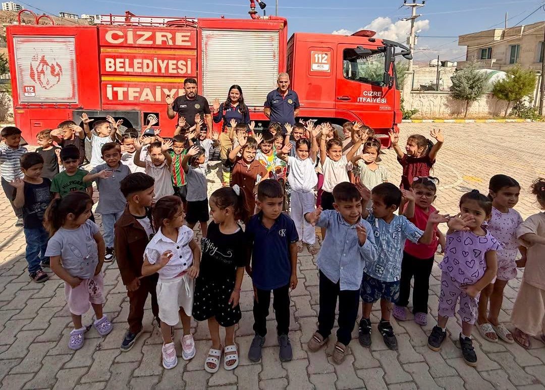 CİZRE'DE İTFAİYE HAFTASI ETKİNLİKLERİ KAPSAMINDA NERGİS ANAOKULU’NU ZİYARET EDEN CİZRE BELEDİYESİ İTFAİYE EKİPLERİ, MİNİK ÖĞRENCİLERE YANGIN GÜVENLİĞİ VE AFET BİLİNCİNİ ANLATTI.