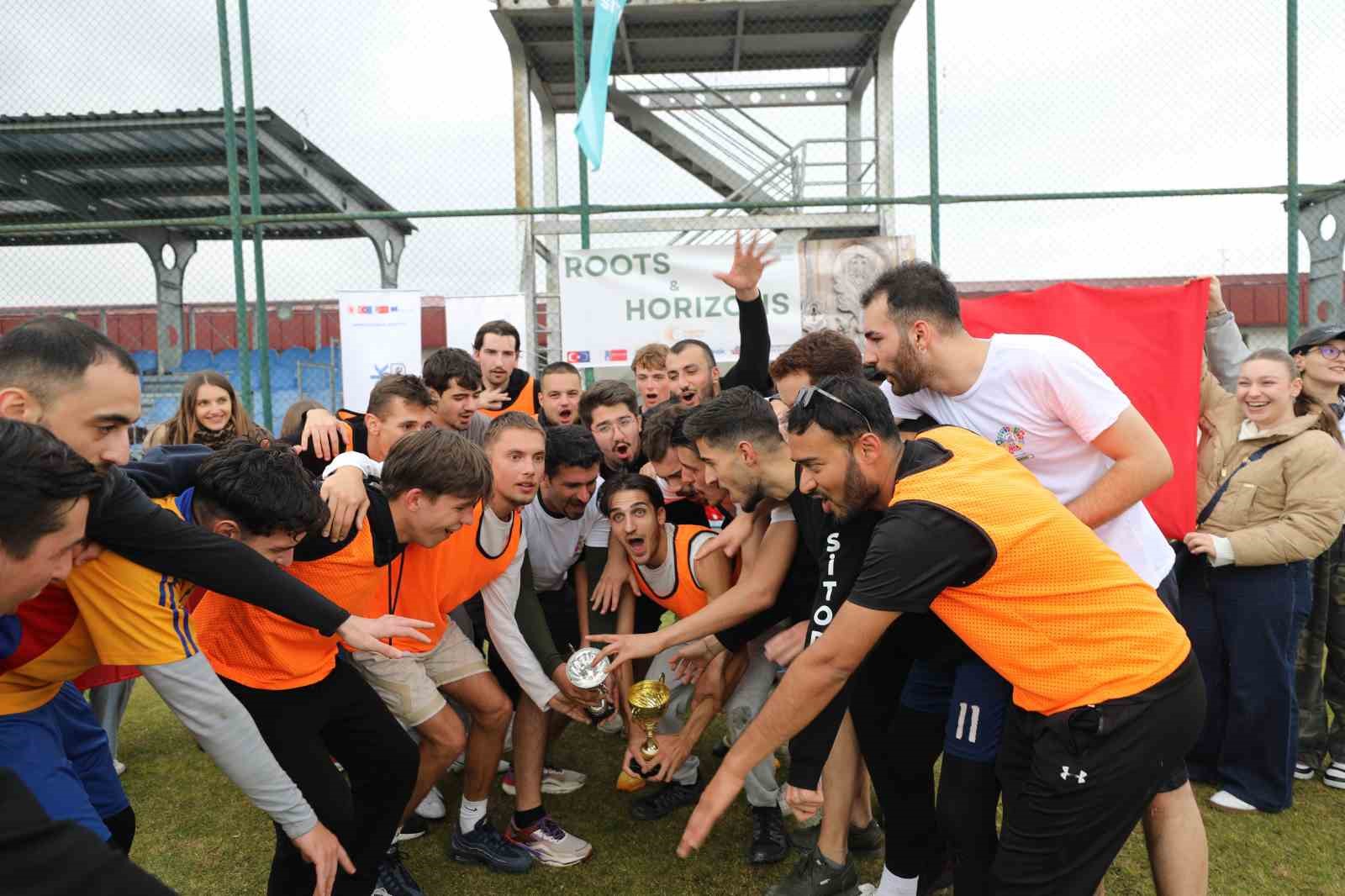 ERZURUM, ULUSLARARASI ANLAMLI BİR SPOR ETKİNLİĞİNE EV SAHİPLİĞİ YAPTI. EURODESK TÜRKİYE TEMAS NOKTASI VE ERZURUM BÜYÜKŞEHİR BELEDİYESİ ORTAKLIĞIYLA DÜZENLENEN DOSTLUK MAÇINDA TÜRKİYE KARMASI İLE AVRUPA KARMASI KARŞI KARŞIYA GELDİ. YEŞİL SAHADA KIYASIYA MÜCADELEYE SAHNE OLAN MÜSABAKA 2-2’LİK BERABERLİKLE SONUÇLANDI.