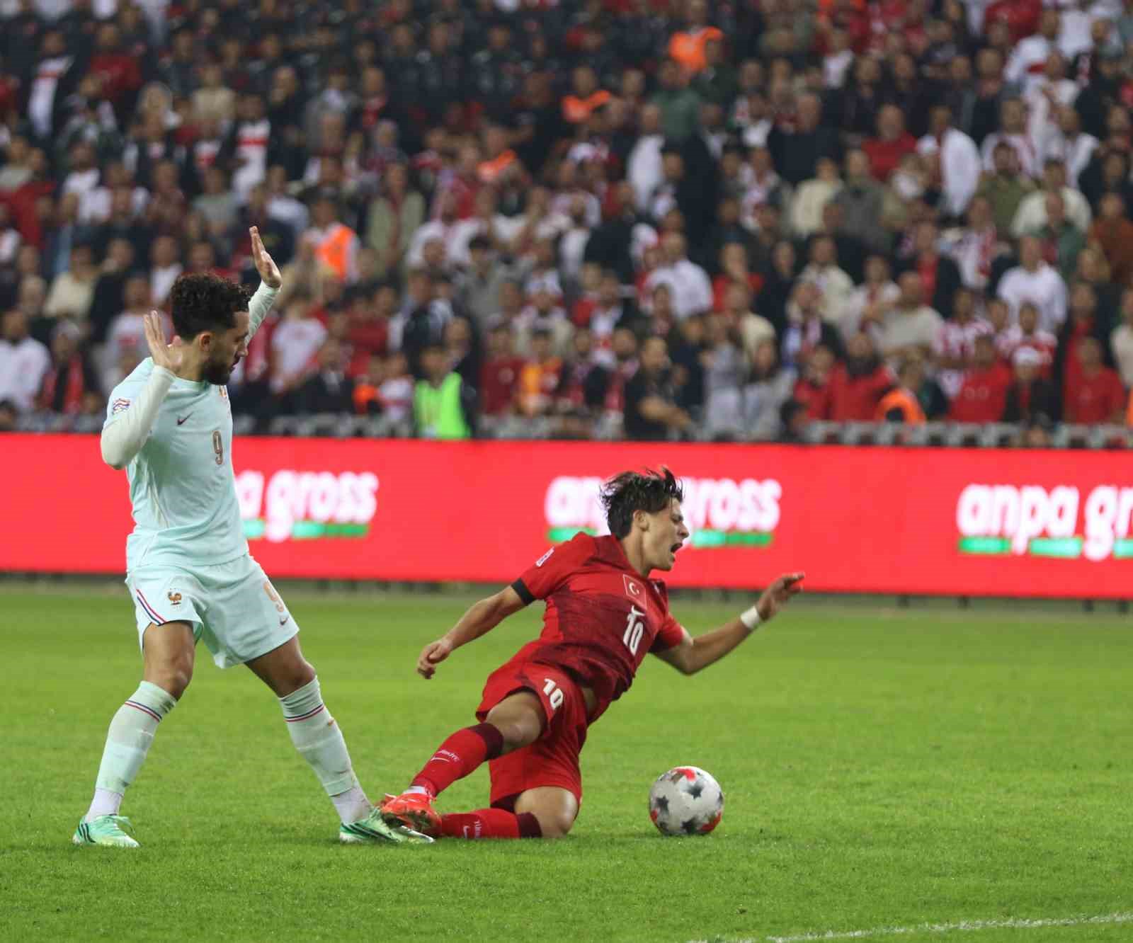 TÜRKİYE A MİLLİ FUTBOL TAKIMI, UEFA ULUSLAR A LİGİ 1. GRUP İLK MAÇINDA KOCAELİ'NDE FRANSA'YA 1-0 MAĞLUP OLDU.