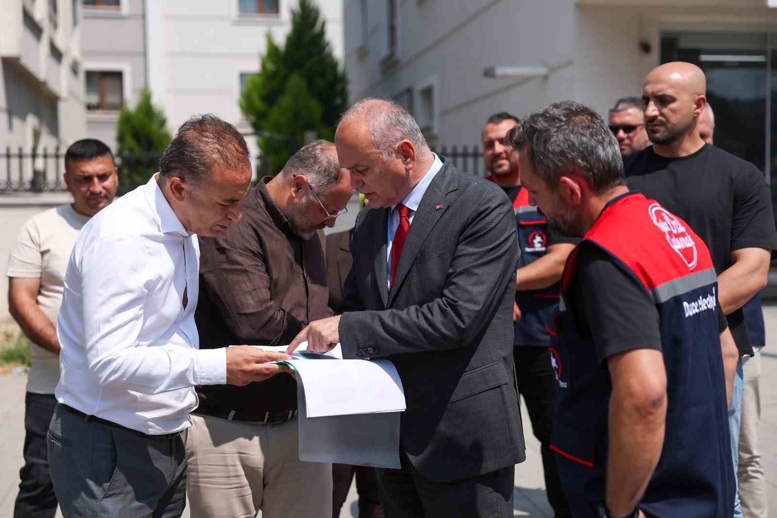 DÜZCE BELEDİYE BAŞKANI DR. FARUK ÖZLÜ’DEN GELDİ. TRAFİK AKIŞININ YOĞUN OLDUĞU AZİZİYE MAHALLESİ İSTANBUL CADDESİ MEVKİİ İLE KİRAZLI MAHALLESİ D-100 BAĞLANTISI ARASINDA İKİ AYRI NOKTADA BAŞLAYAN ÇALIŞMALAR, YAZ HAVA ŞARTLARINA UYGUN OLARAK GÜNDE 14 SAATE KADAR DEVAM EDECEK.