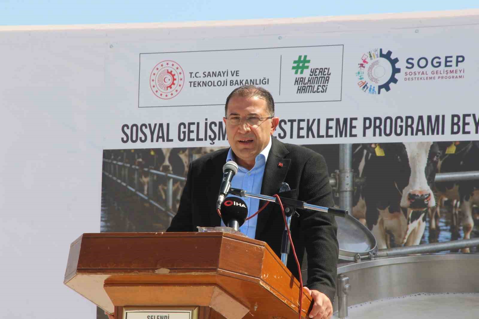 AK PARTİ MANİSA İL BAŞKANI SÜLEYMAN TURGUT DA GÜÇLÜ TÜRKİYE İÇİN GÜÇLÜ VE ÜRETEN KADINLARA İHTİYAÇ OLDUĞUNU BELİRTEREK, 113 KADIN ÜRETİCİNİN ÜRETTİĞİ SÜTÜN EN KALİTELİ ŞEKİLDE DEĞERLENDİRİLMESİNE YÖNELİK ÖNEMLİ BİR HİZMETİN HAYATA GEÇİRİLDİĞİNİ SÖYLEDİ.